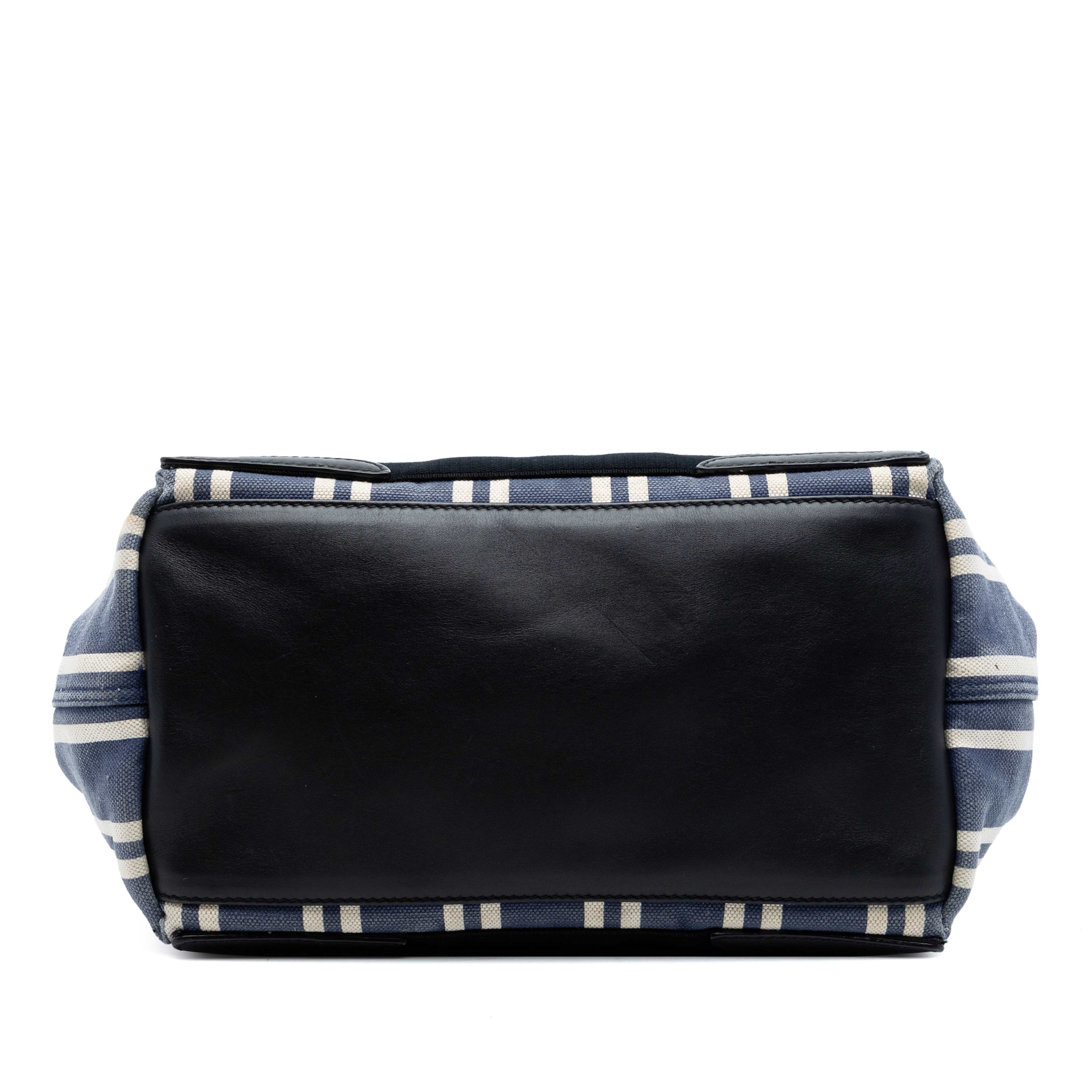 Balenciaga Canvas Striped Navy Cabas S, från Luxclusif, i färgen blue. Klicka för att öppna bilden i stort format