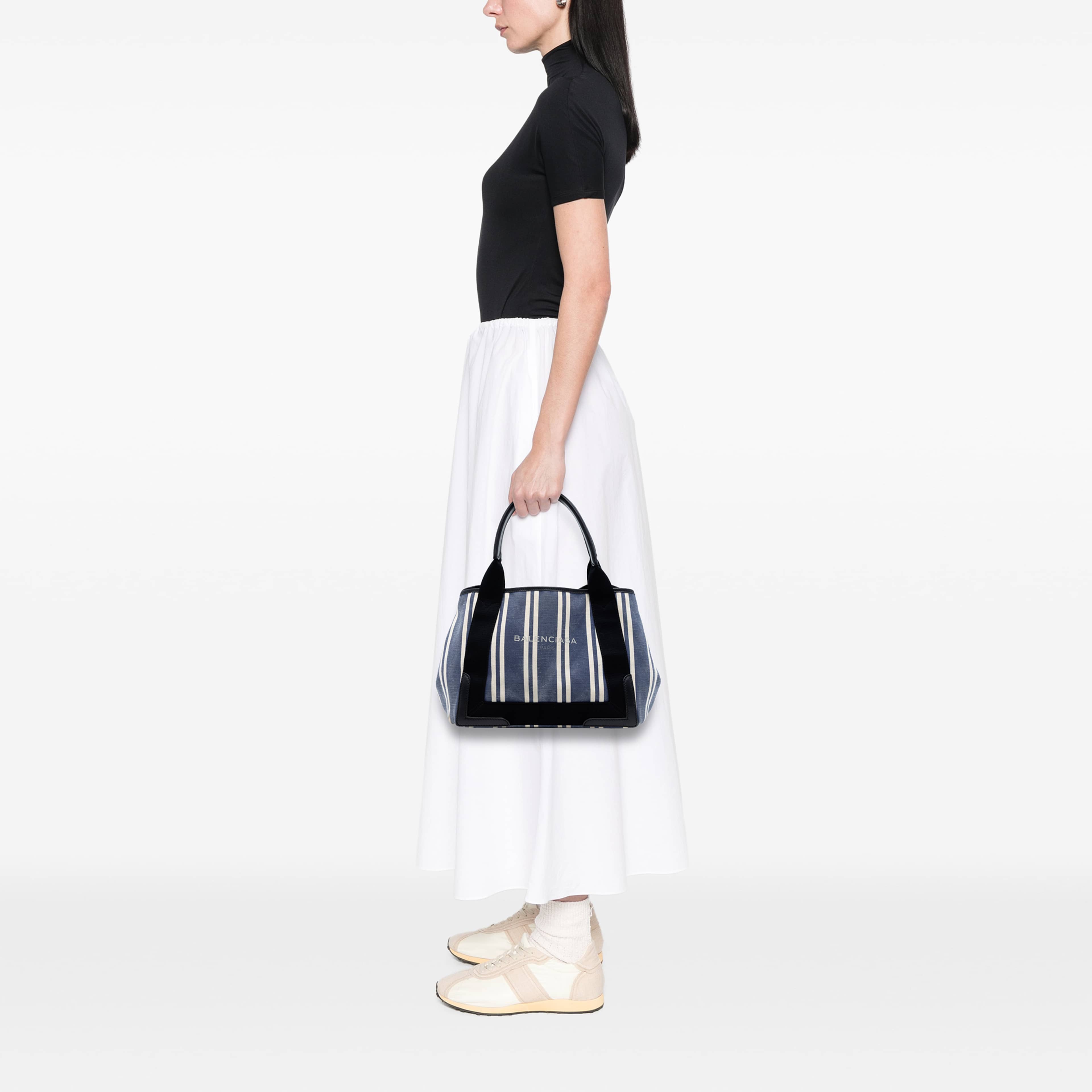 Balenciaga Canvas Striped Navy Cabas S, från Luxclusif, i färgen blå. Klicka för att öppna bilden i stort format