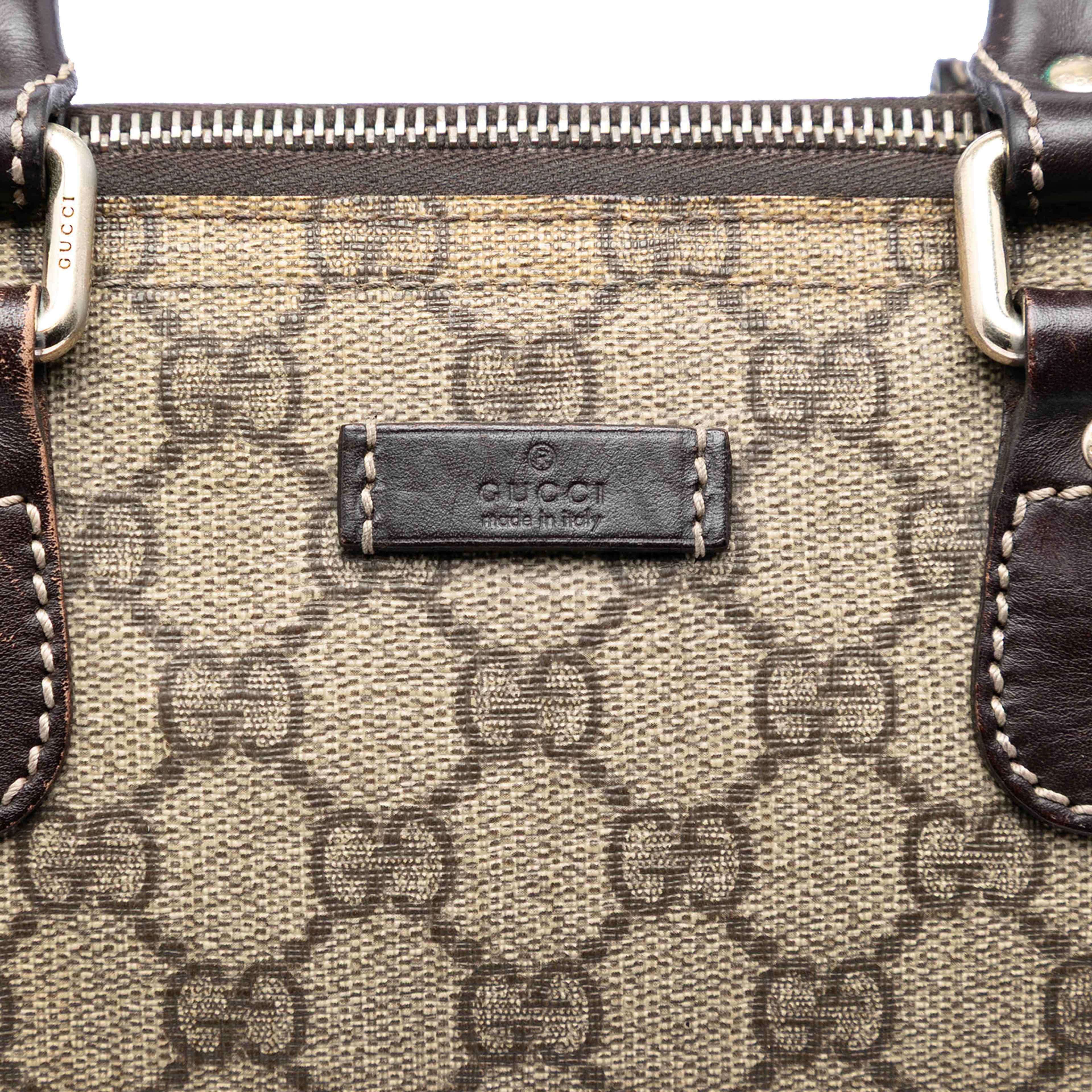 Gucci Gg Supreme Laptop Case, från Luxclusif, i färgen beige. Klicka för att öppna bilden i stort format