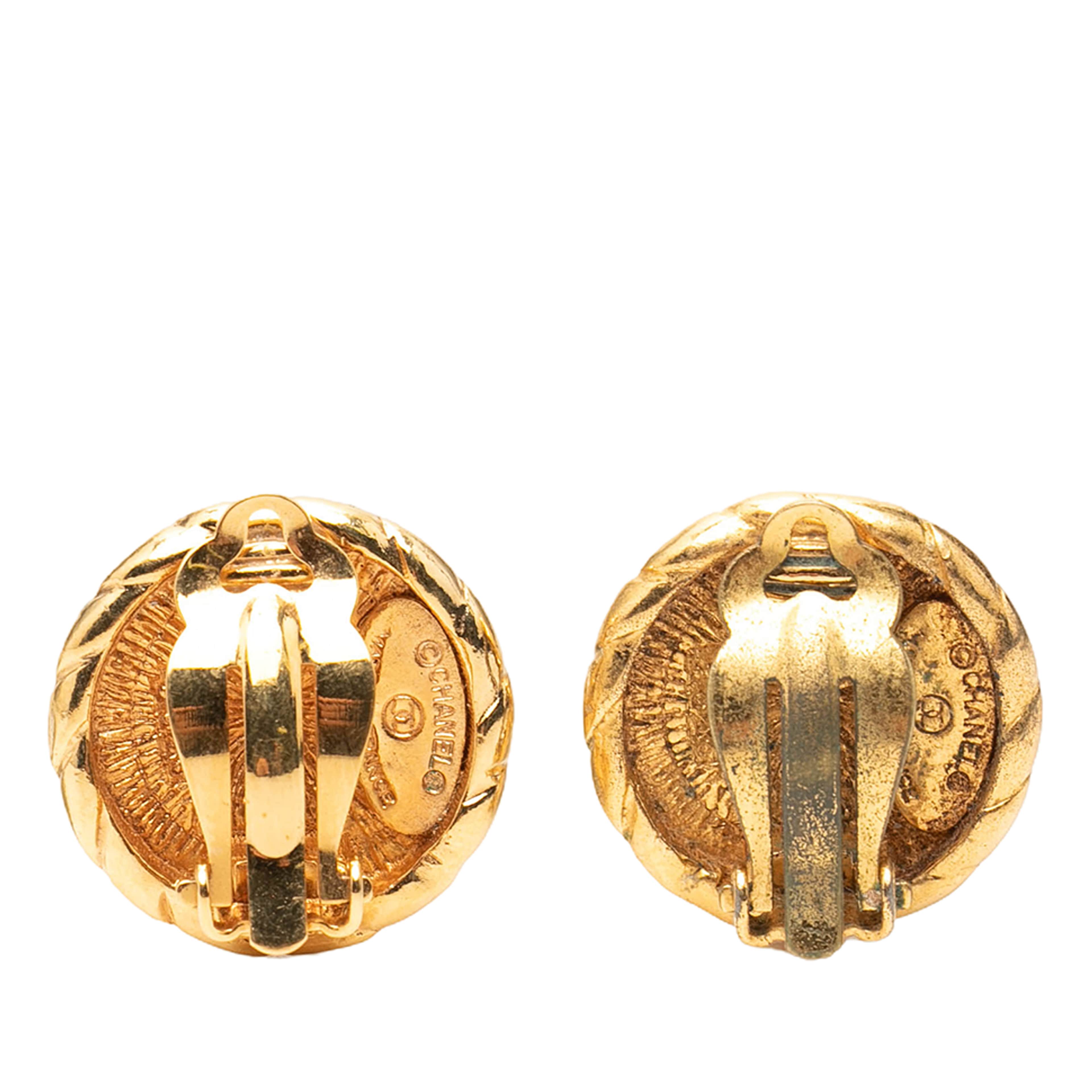 Chanel Gold Plated Cc Round Clip On Earrings, från Luxclusif, i färgen gold. Klicka för att öppna bilden i stort format