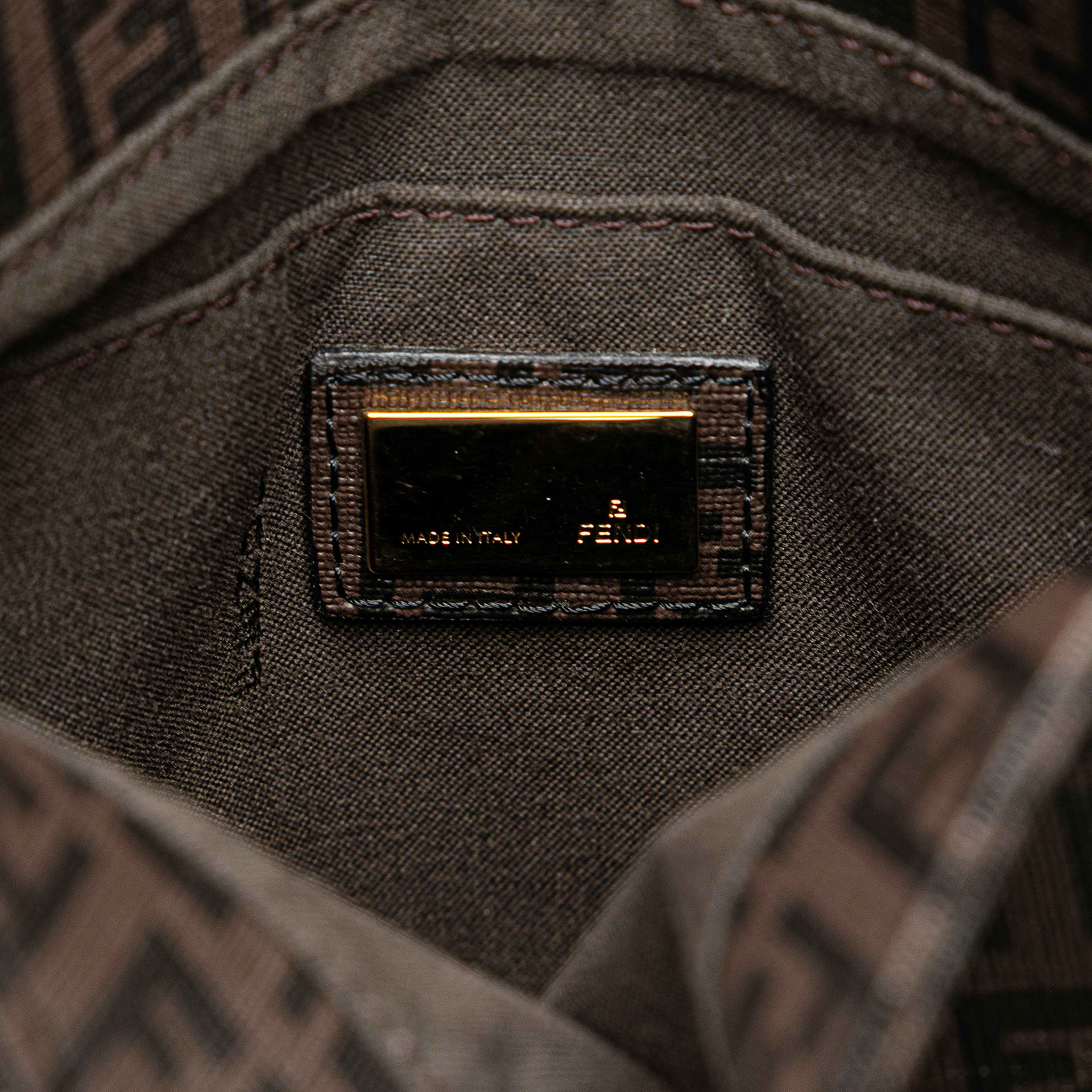 Fendi Zucchino Spalmati Crossbody, från Luxclusif, i färgen brown. Klicka för att öppna bilden i stort format