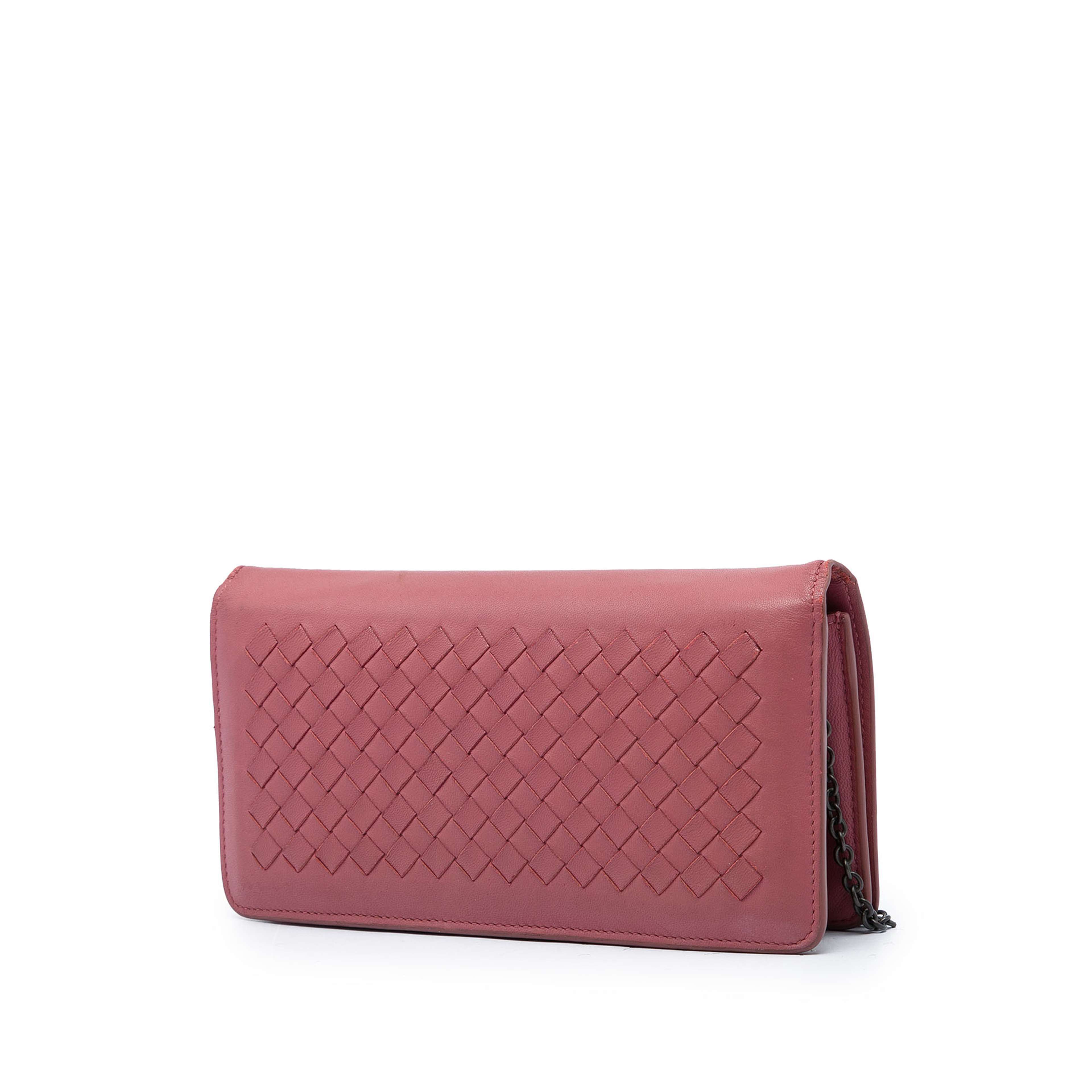 Bottega Veneta Nappa Intrecciato Continental Wallet On Chain, från Luxclusif, i färgen rosa. Klicka för att öppna bilden i stort format