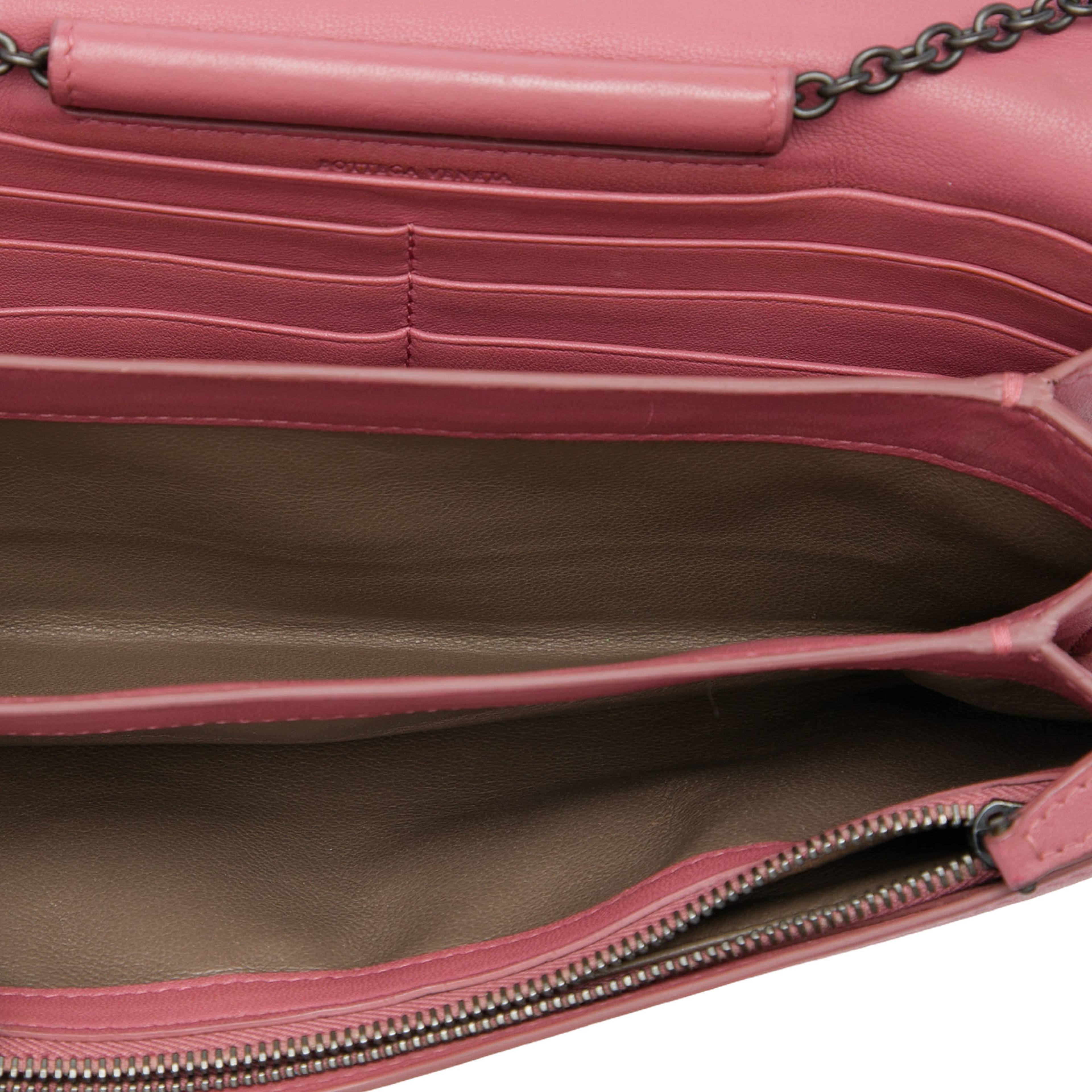 Bottega Veneta Nappa Intrecciato Continental Wallet On Chain, från Luxclusif, i färgen rosa. Klicka för att öppna bilden i stort format