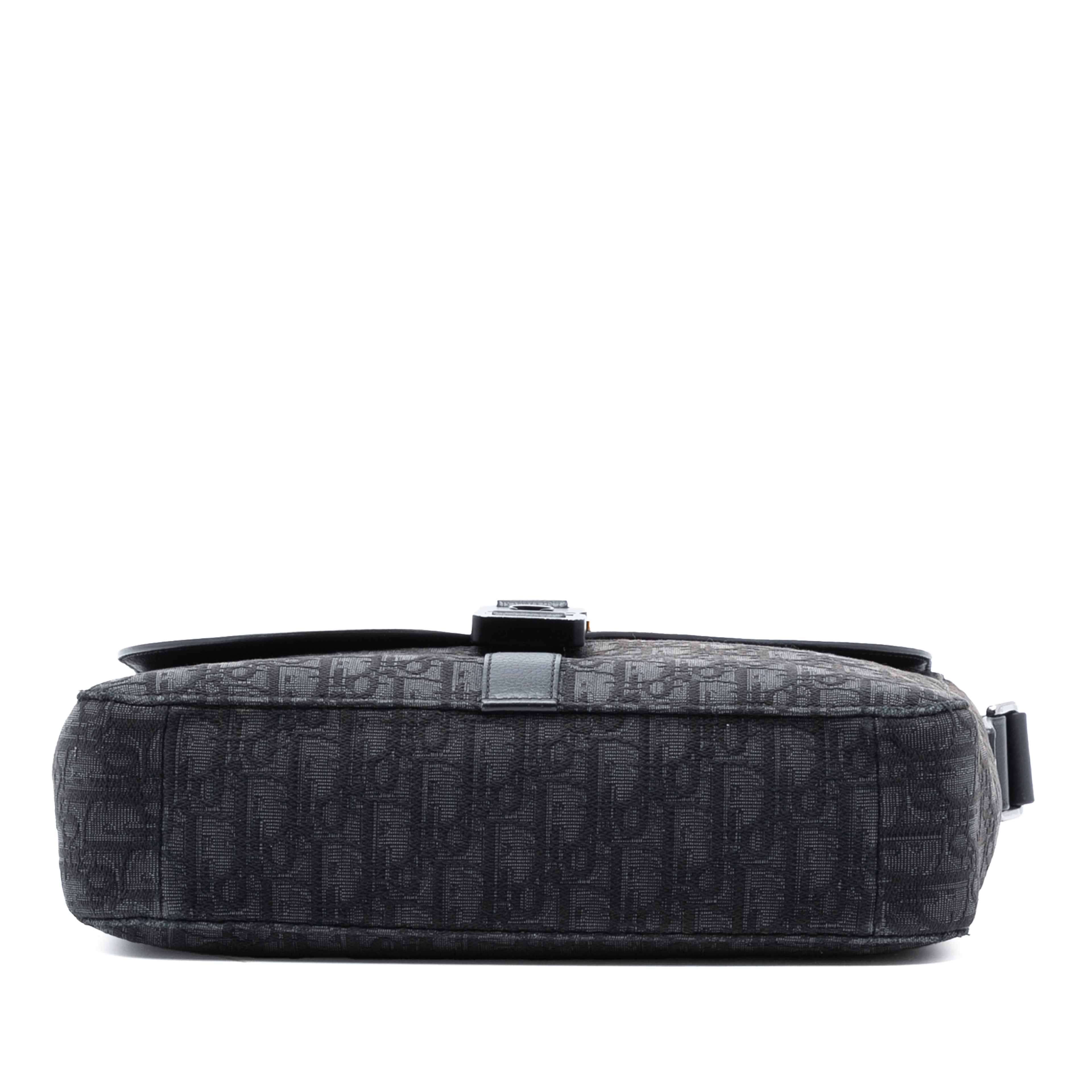 Dior Medium Oblique Canvas And Grained Calfskin Saddle Messenger Bag With Flap, från Luxclusif, i färgen black. Klicka för att öppna bilden i stort format