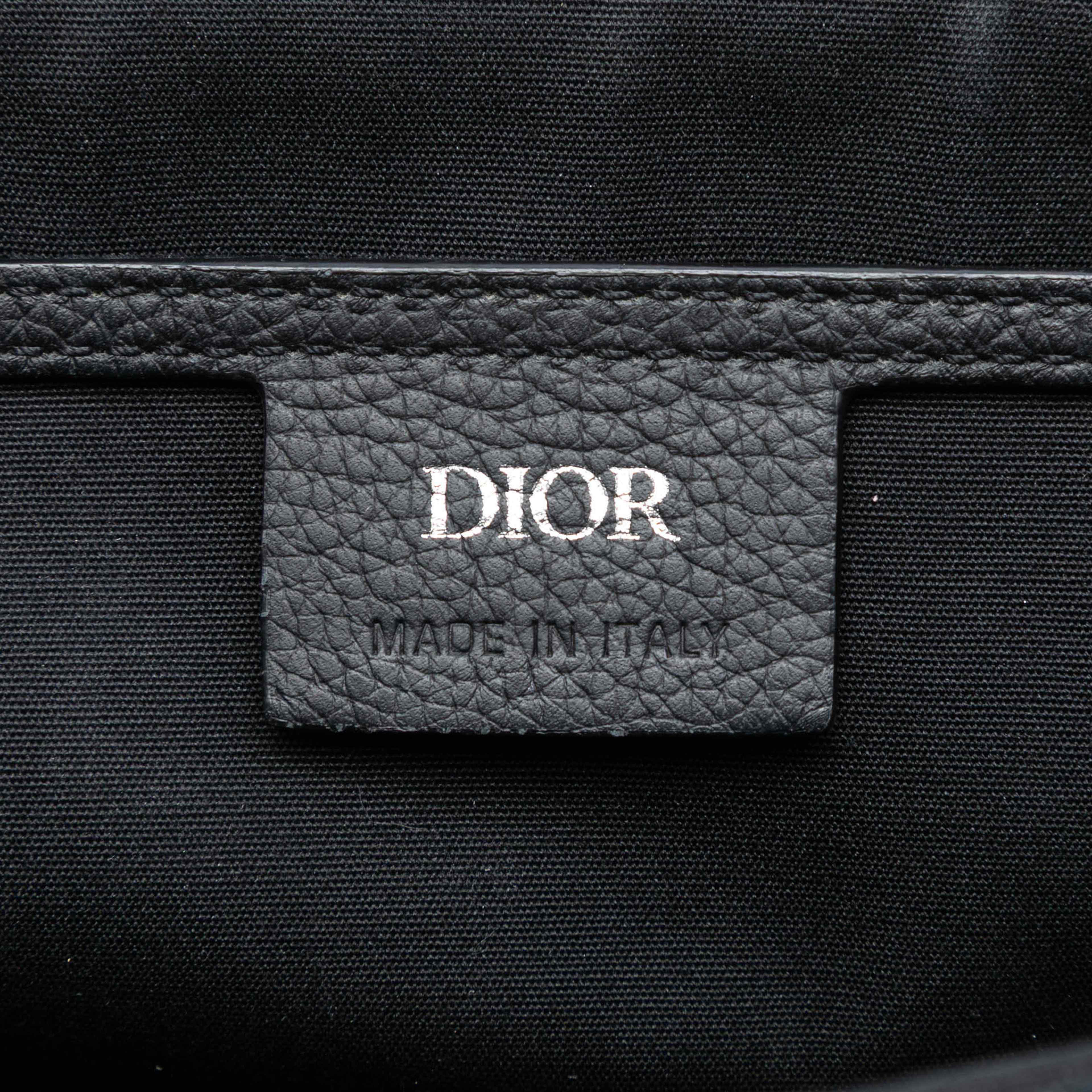 Dior Medium Oblique Canvas And Grained Calfskin Saddle Messenger Bag With Flap, från Luxclusif, i färgen black. Klicka för att öppna bilden i stort format