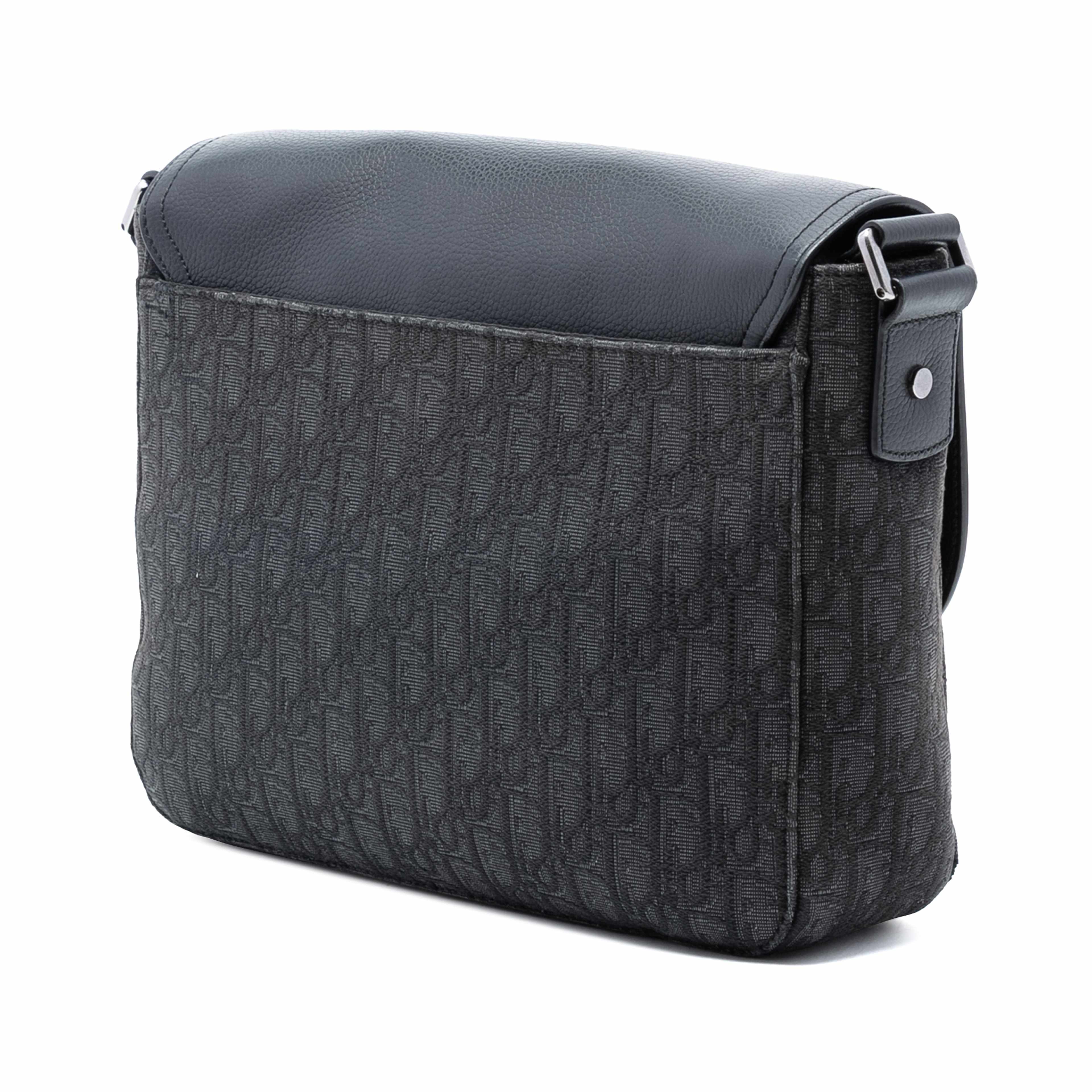 Dior Medium Oblique Canvas And Grained Calfskin Saddle Messenger Bag With Flap, från Luxclusif, i färgen black. Klicka för att öppna bilden i stort format