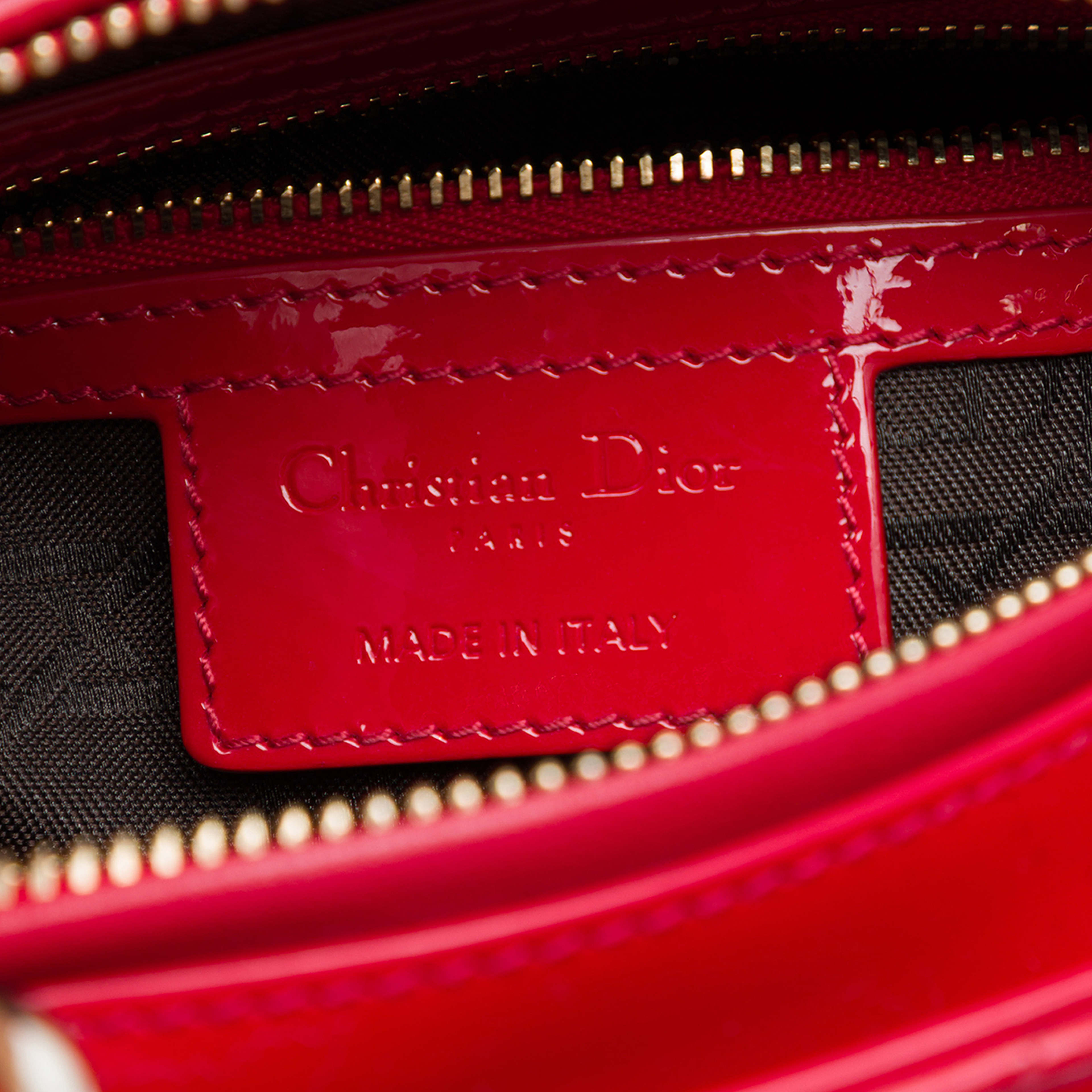 Dior Medium Patent Cannage Lady Dior, från Luxclusif, i färgen röd. Klicka för att öppna bilden i stort format