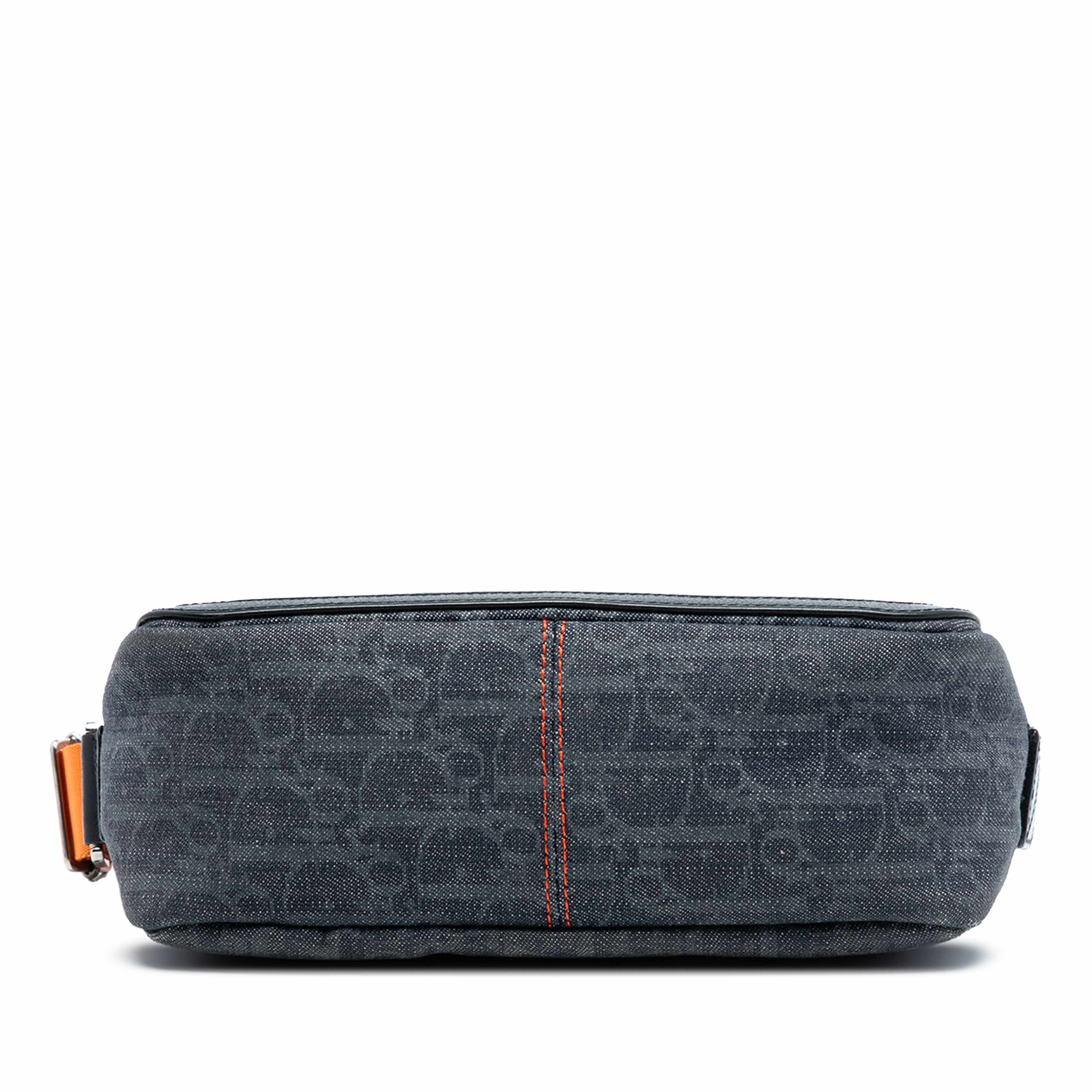 Dior Diorissimo Trotter Denim Flight Shoulder Bag, från Luxclusif, i färgen dark gray. Klicka för att öppna bilden i stort format