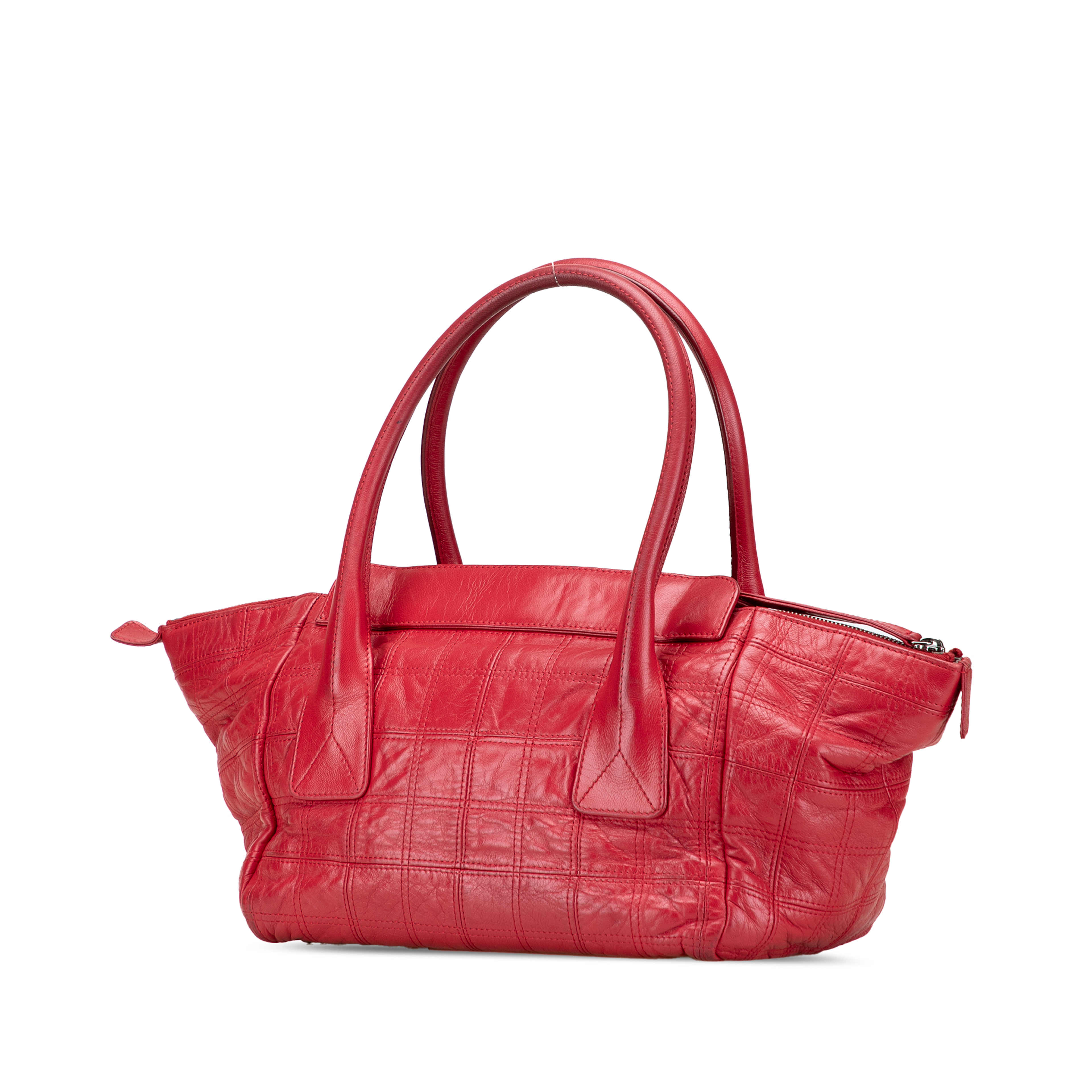 Chanel Lambskin Square Stitched Lax Handbag, från Luxclusif, i färgen red. Klicka för att öppna bilden i stort format