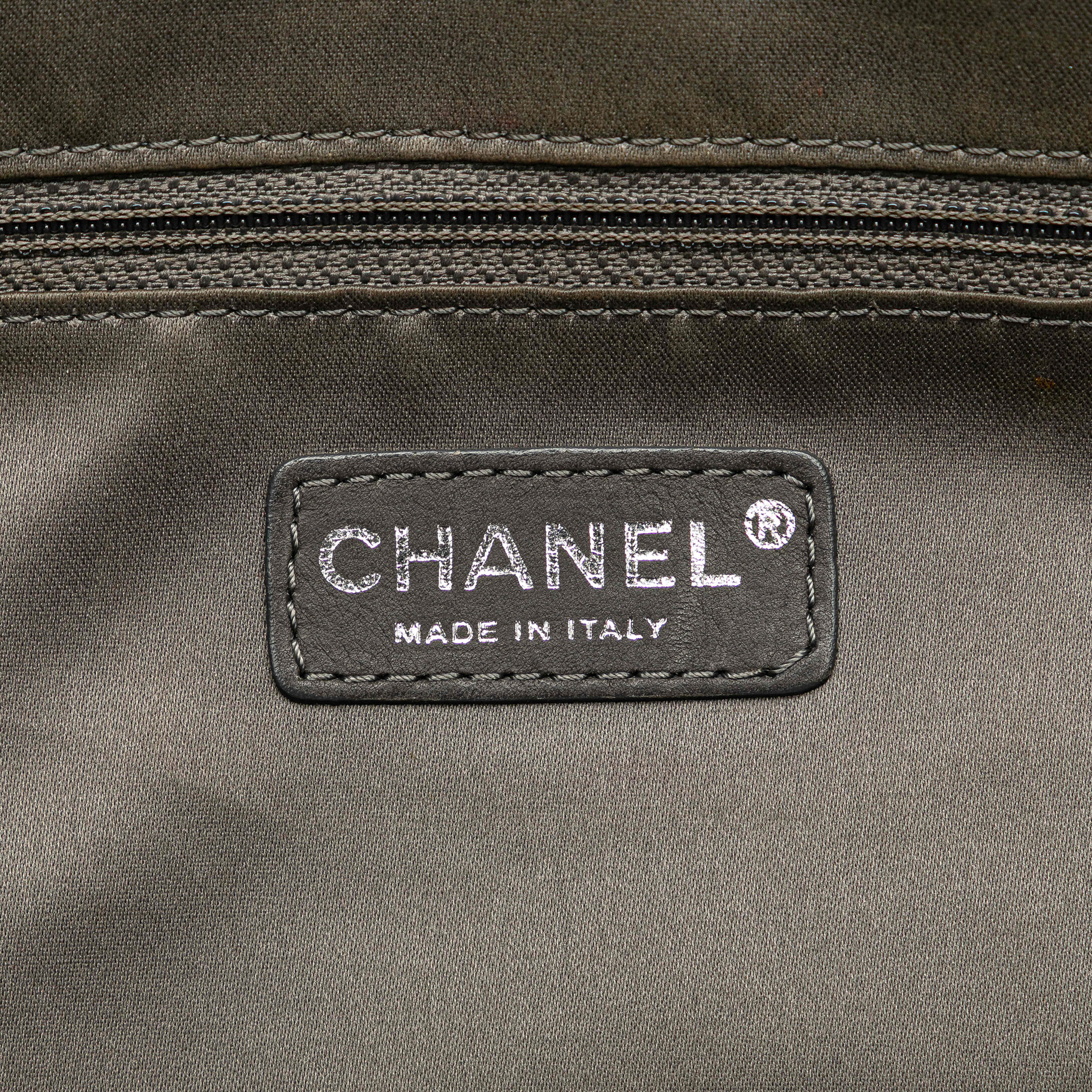 Chanel Lambskin Square Stitched Lax Handbag, från Luxclusif, i färgen red. Klicka för att öppna bilden i stort format