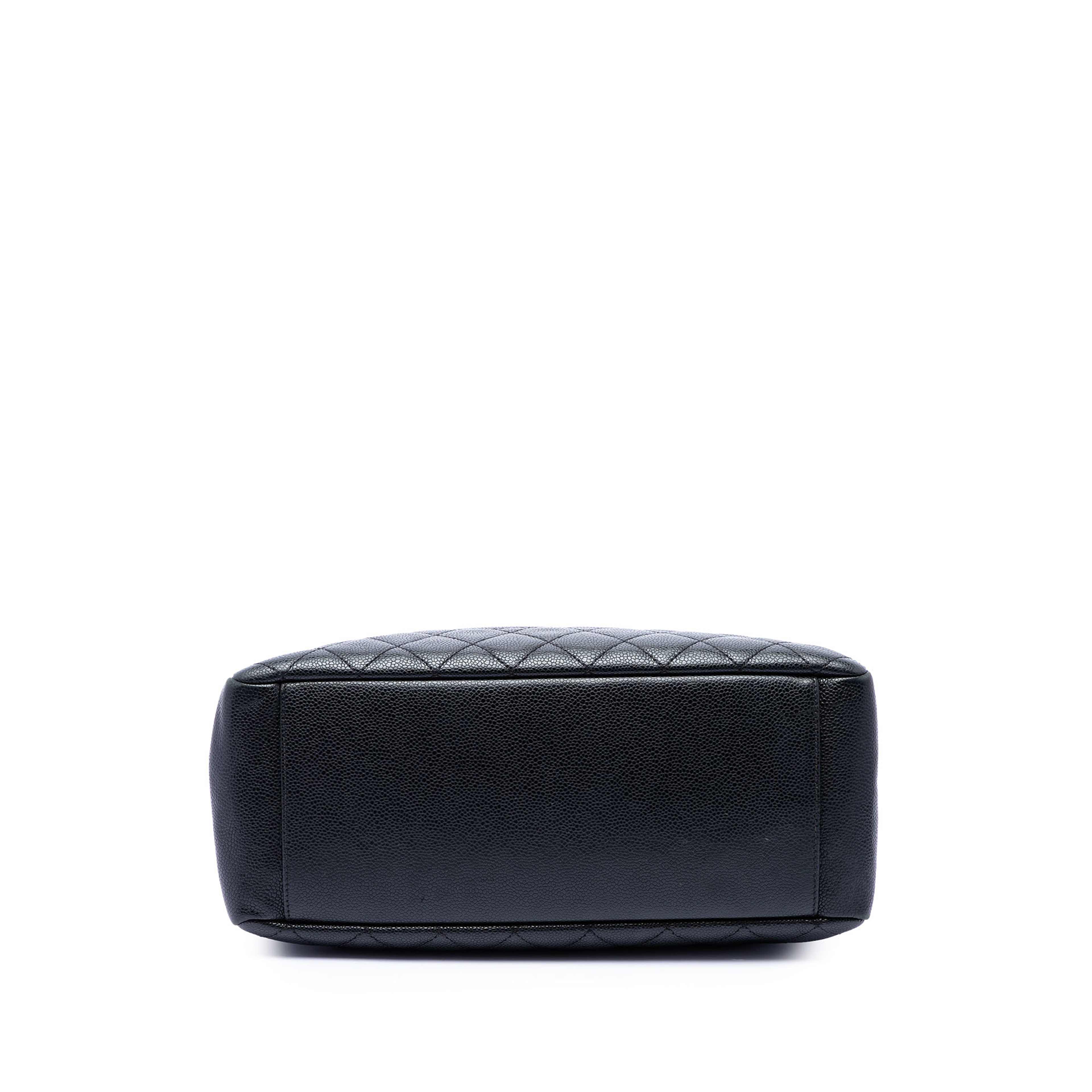 Chanel Caviar Grand Shopping Tote, från Luxclusif, i färgen svart. Klicka för att öppna bilden i stort format