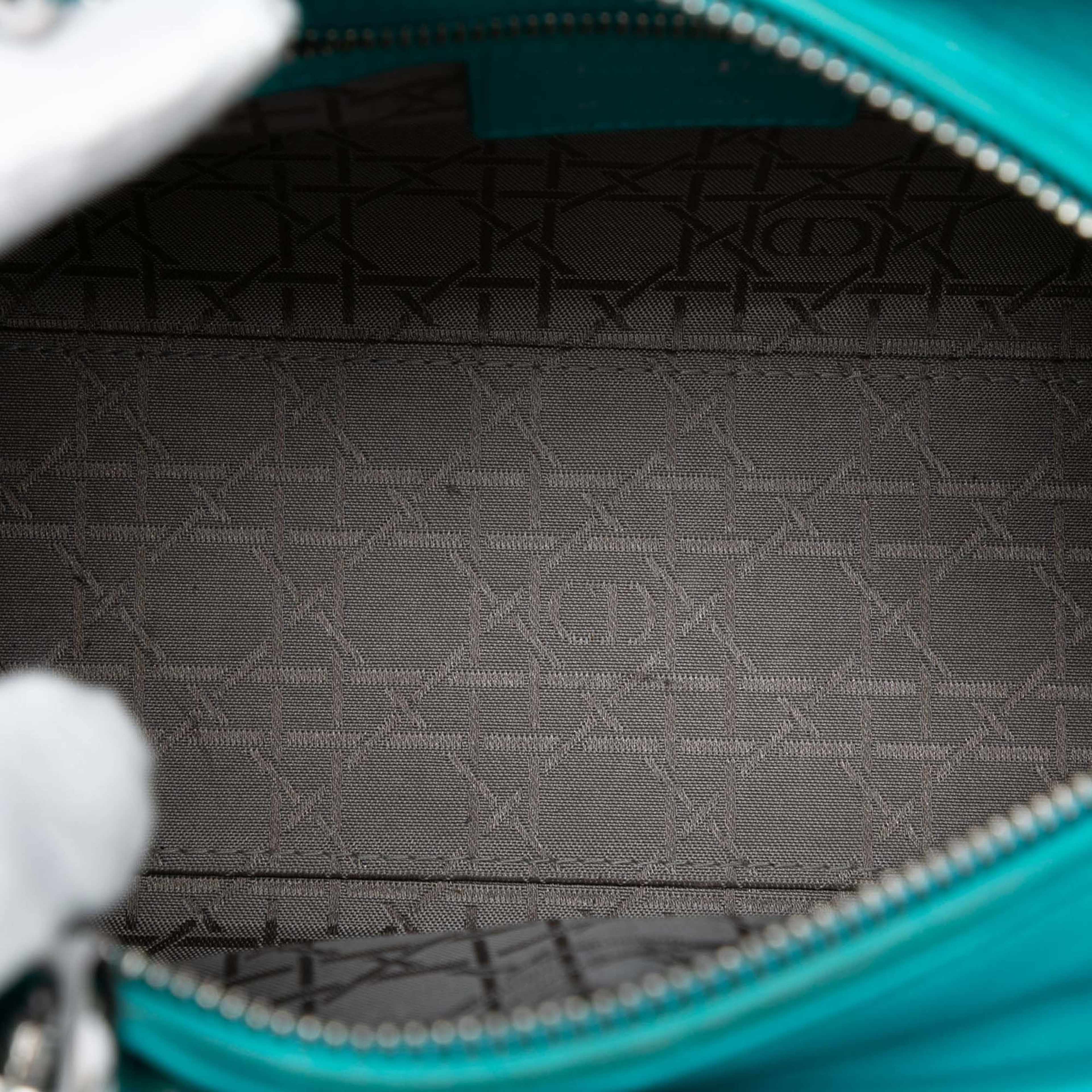 Dior Medium Lambskin Cannage Lady Dior, från Luxclusif, i färgen turquoise. Klicka för att öppna bilden i stort format