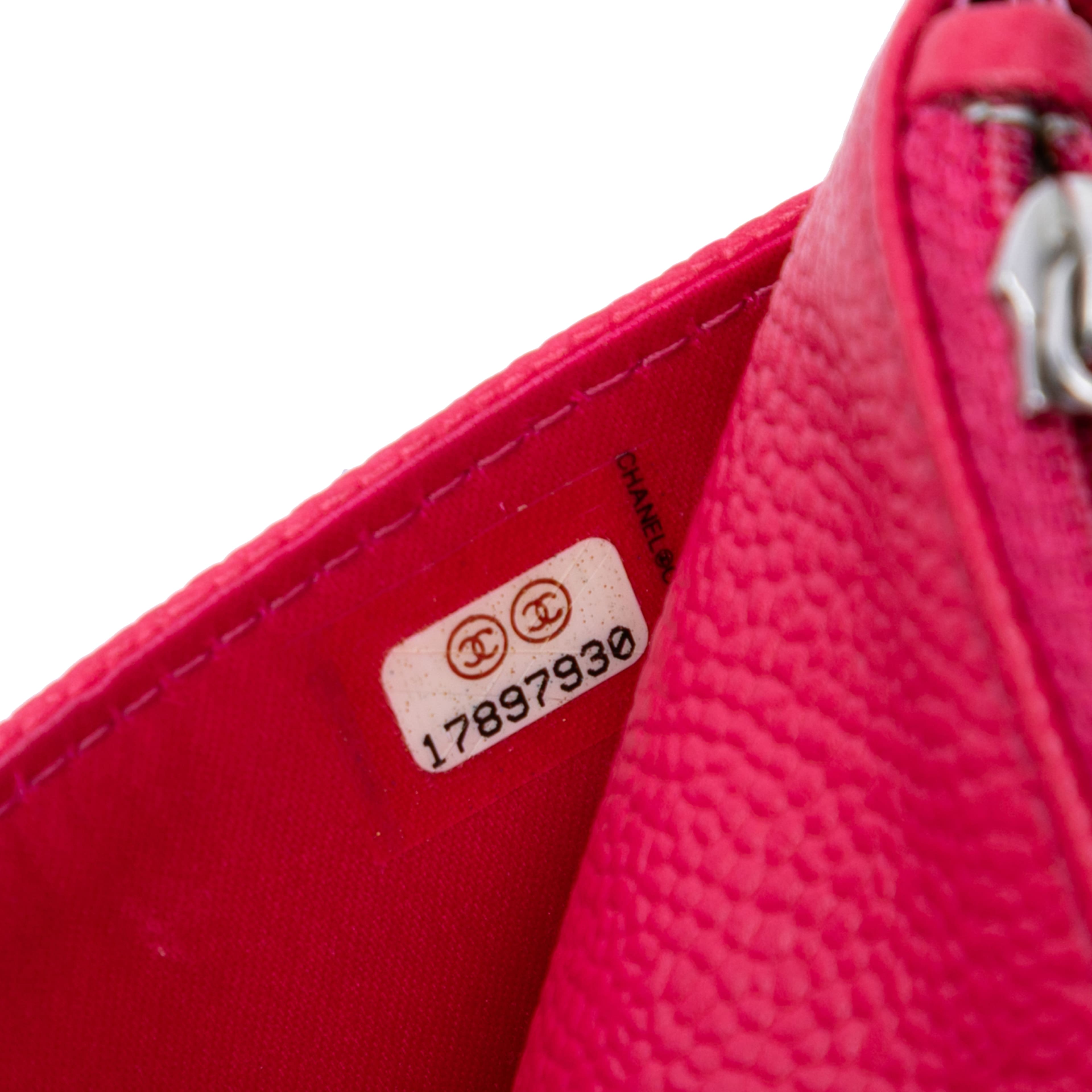 Chanel Caviar Bicolor Cc Wallet On Chain, från Luxclusif, i färgen strawberry. Klicka för att öppna bilden i stort format