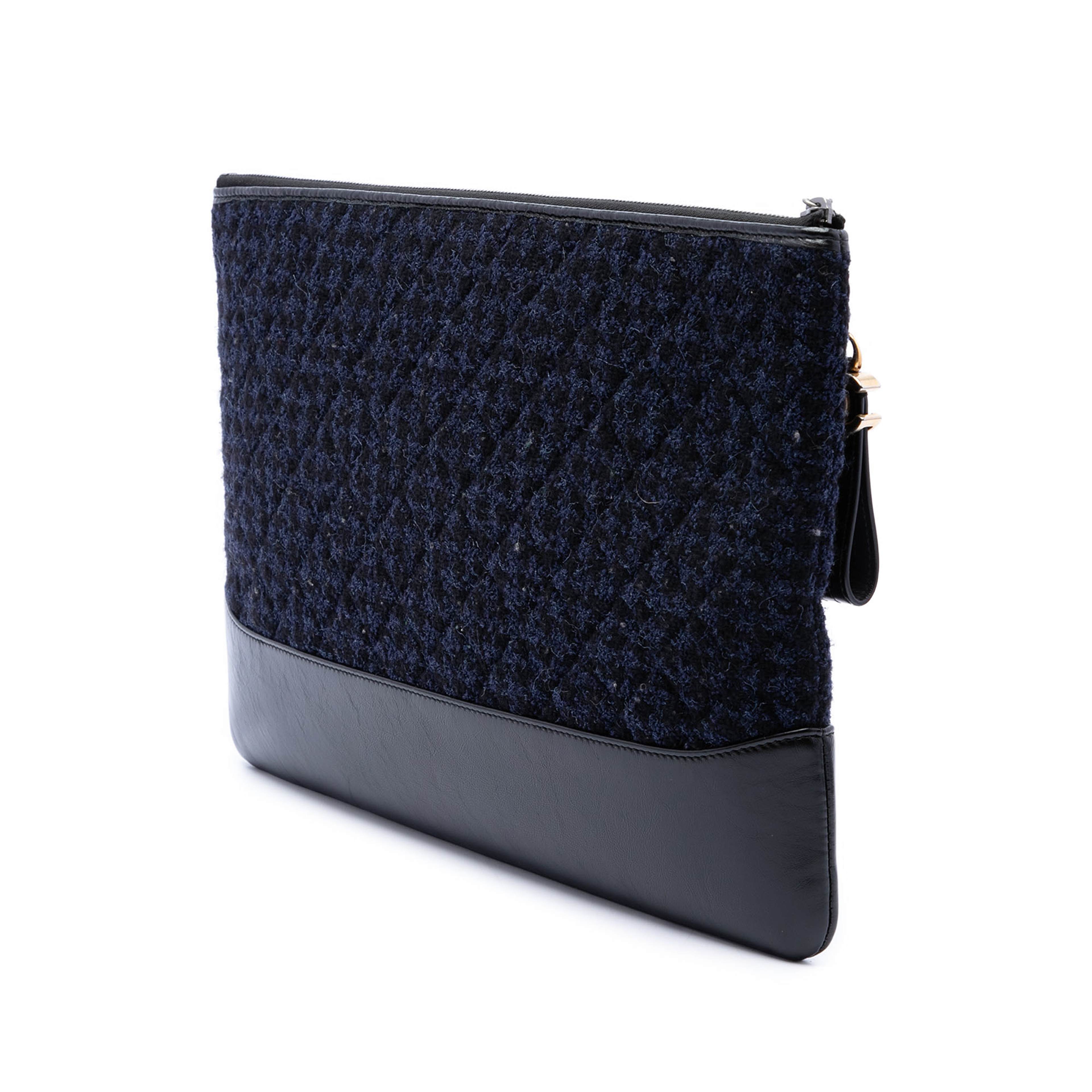 Chanel Large Tweed And Calfskin Embroidered Gabrielle O Case Clutch, från Luxclusif, i färgen blå. Klicka för att öppna bilden i stort format
