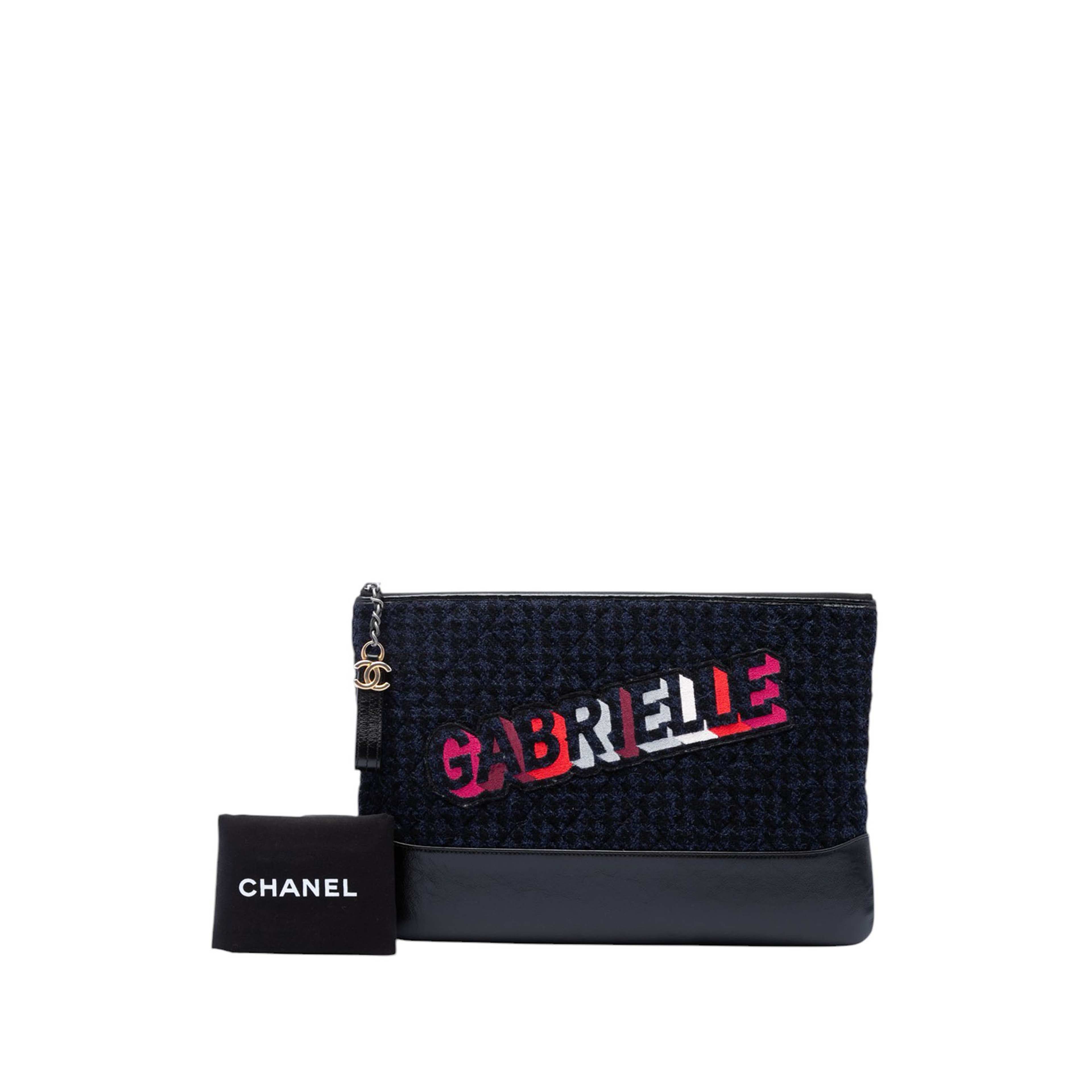 Chanel Large Tweed And Calfskin Embroidered Gabrielle O Case Clutch, från Luxclusif, i färgen blå. Klicka för att öppna bilden i stort format
