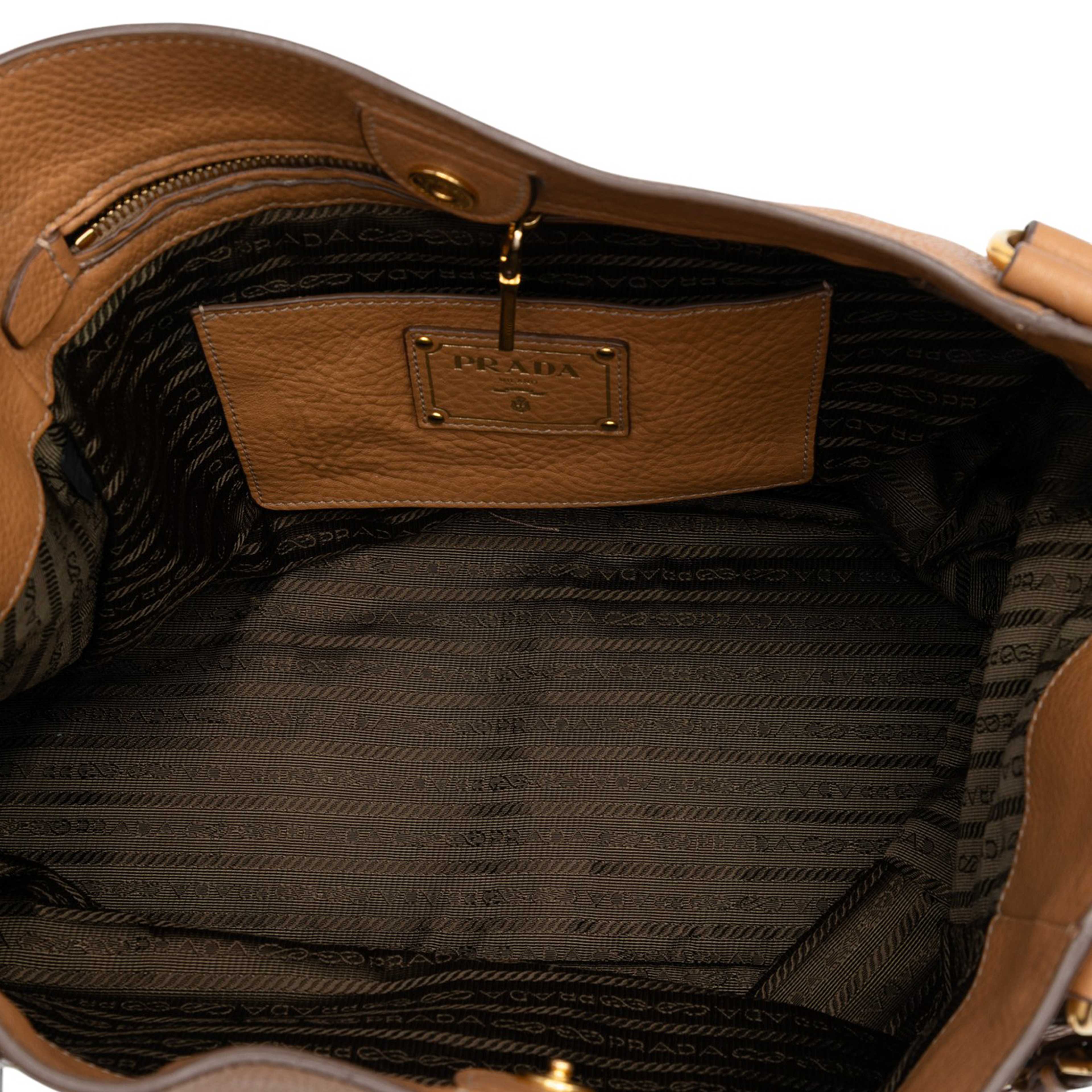 Prada Vitello Daino Double Pocket Tote, från Luxclusif, i färgen brown. Klicka för att öppna bilden i stort format