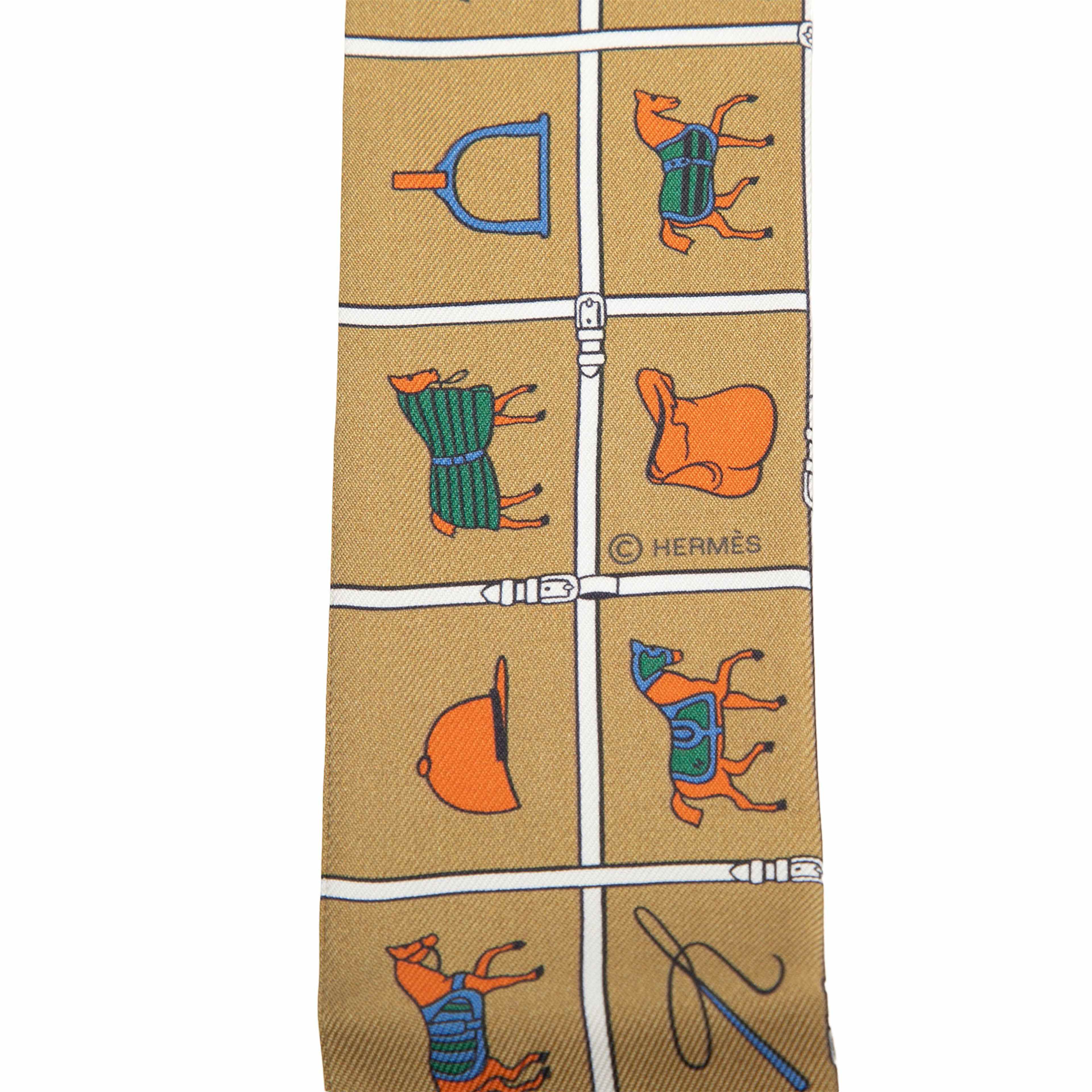 Hermès Couvertures Et Tenues De Jour Silk Twilly Scarf, från Luxclusif, i färgen light brown. Klicka för att öppna bilden i stort format