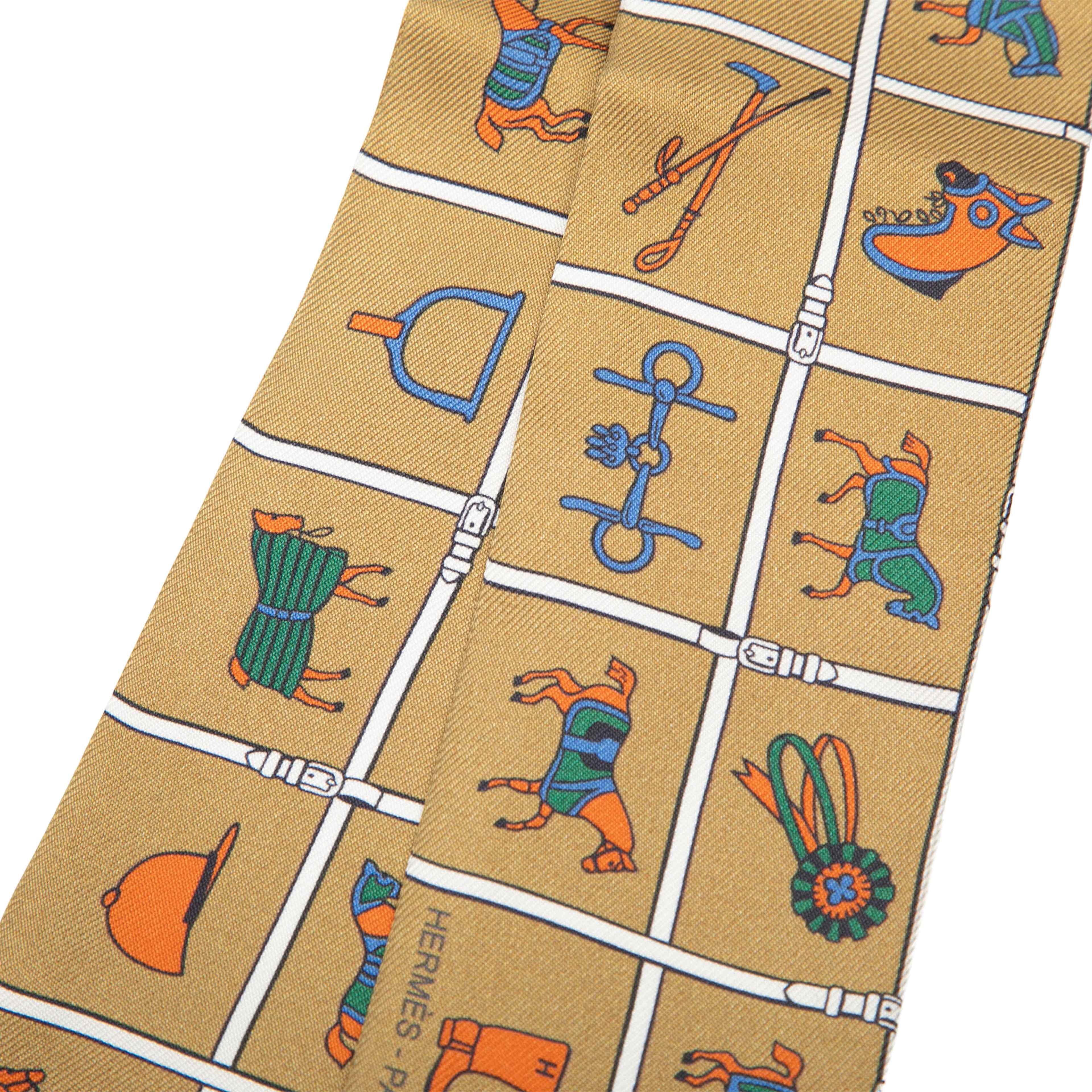 Hermès Couvertures Et Tenues De Jour Silk Twilly Scarf, från Luxclusif, i färgen light brown. Klicka för att öppna bilden i stort format