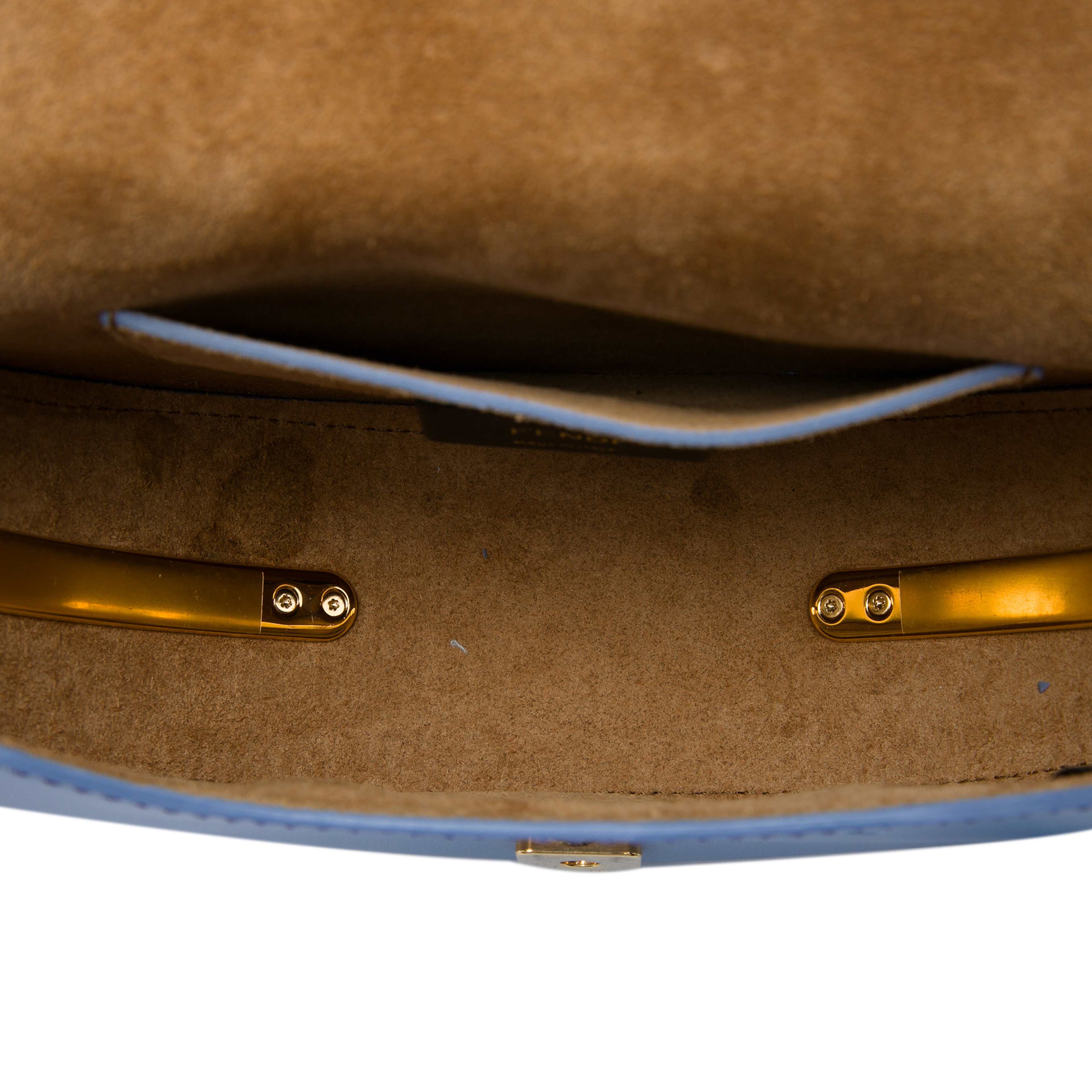 Fendi Leather Moonlight Crossbody, från Luxclusif, i färgen blå. Klicka för att öppna bilden i stort format