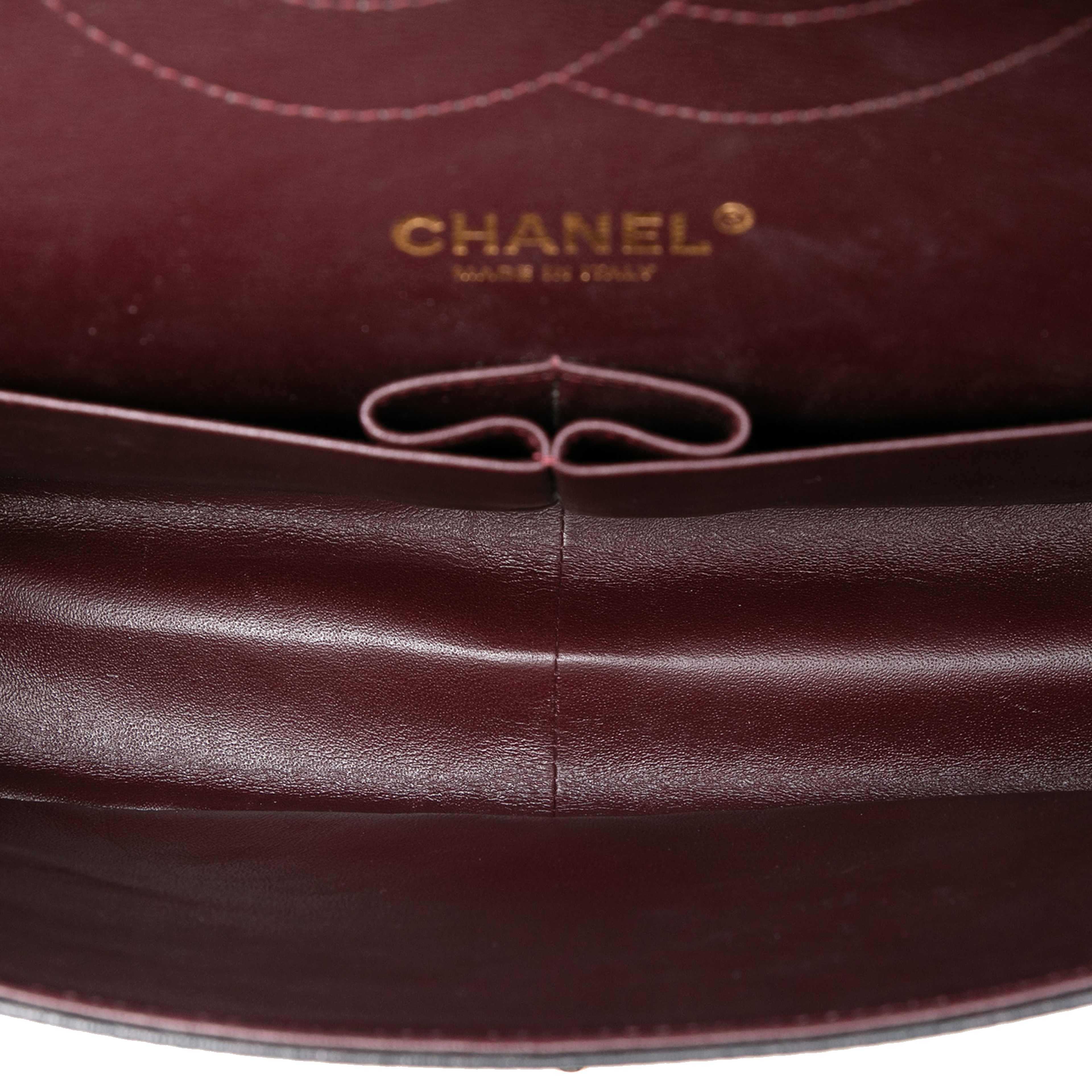 Chanel Jumbo Classic Lambskin Double Flap, från Luxclusif, i färgen black. Klicka för att öppna bilden i stort format