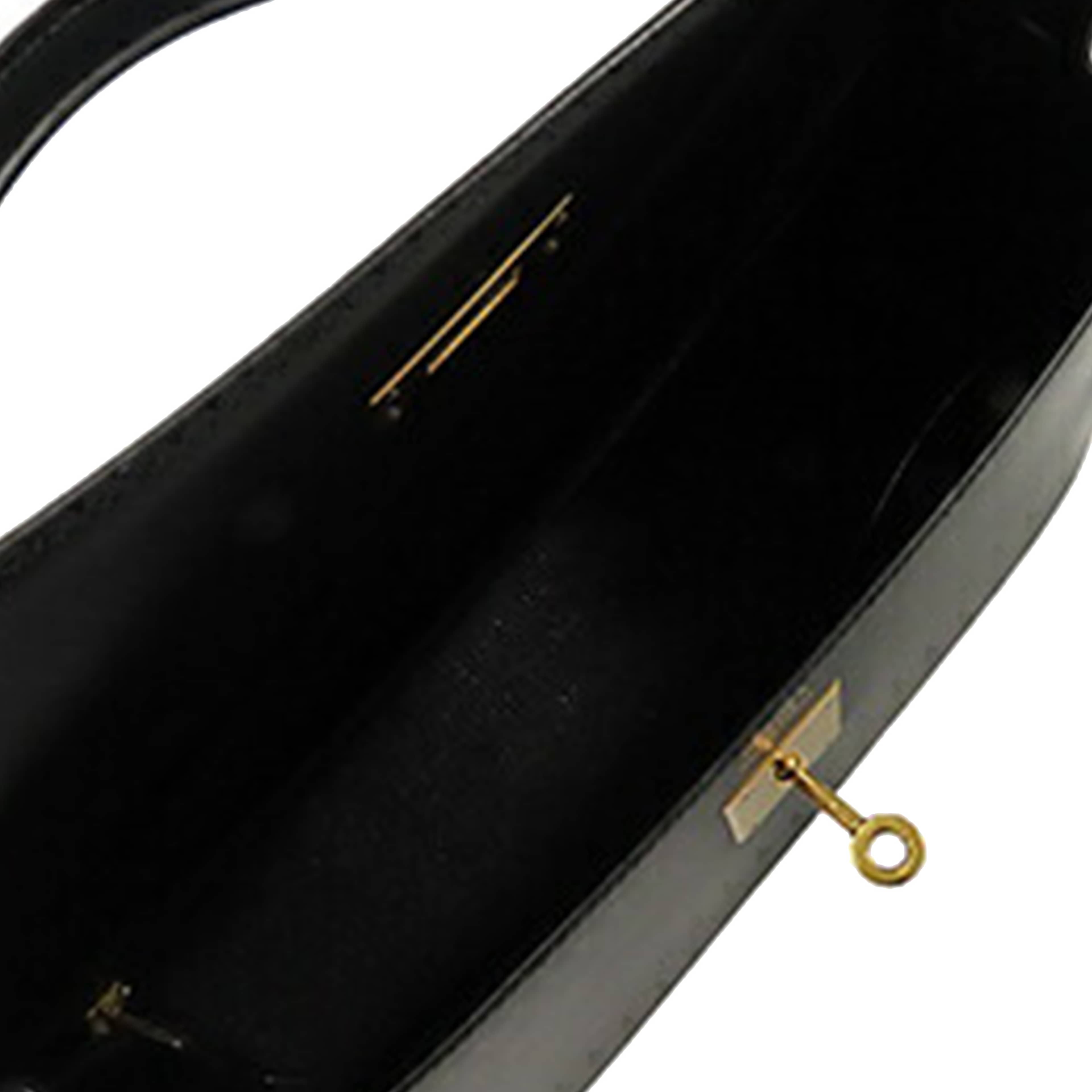 Hermès Box Calf Kelly Sellier 32, från Luxclusif, i färgen black. Klicka för att öppna bilden i stort format