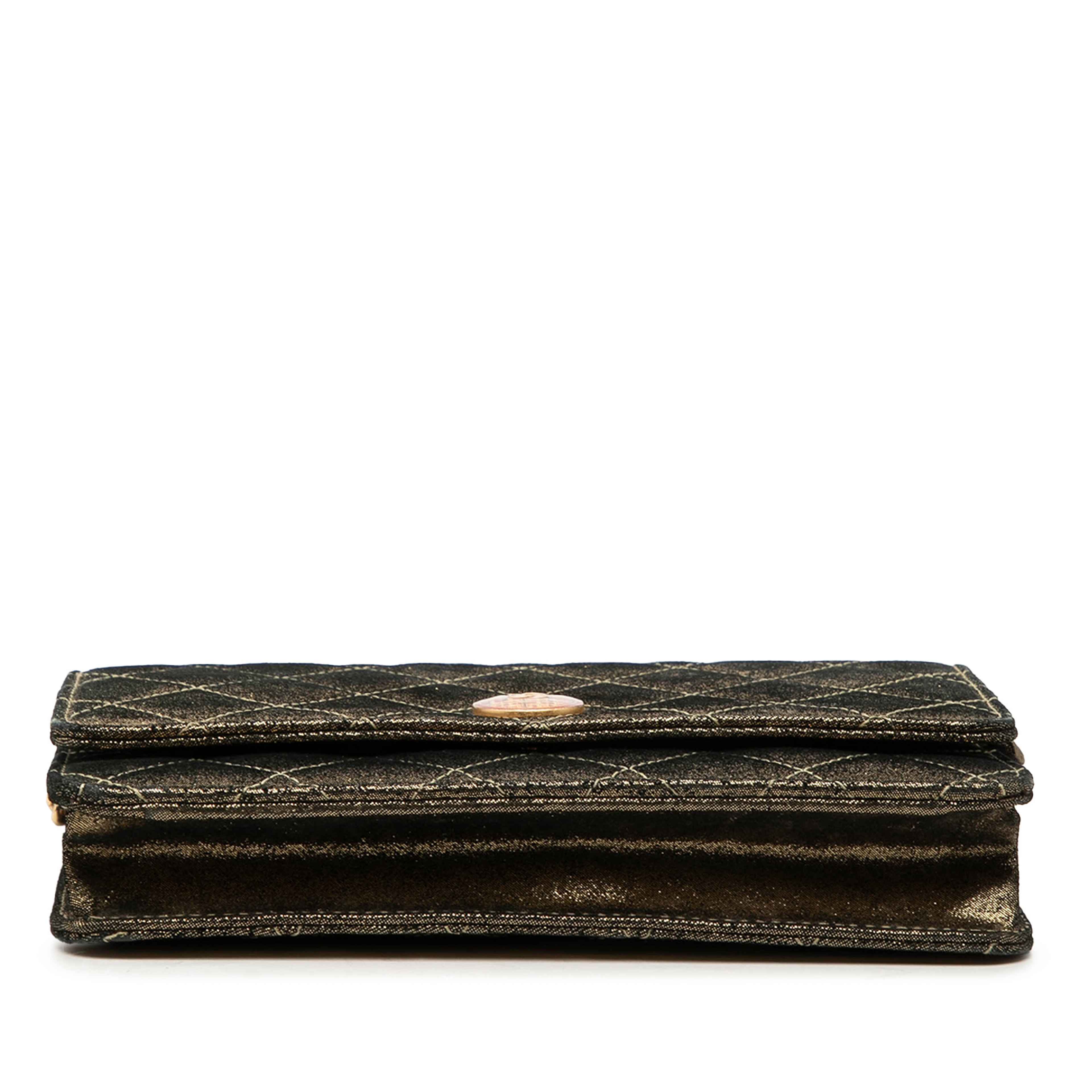 Chanel Quilted Iridescent Lambskin Tartan Button Wallet On Chain, från Luxclusif, i färgen guld. Klicka för att öppna bilden i stort format