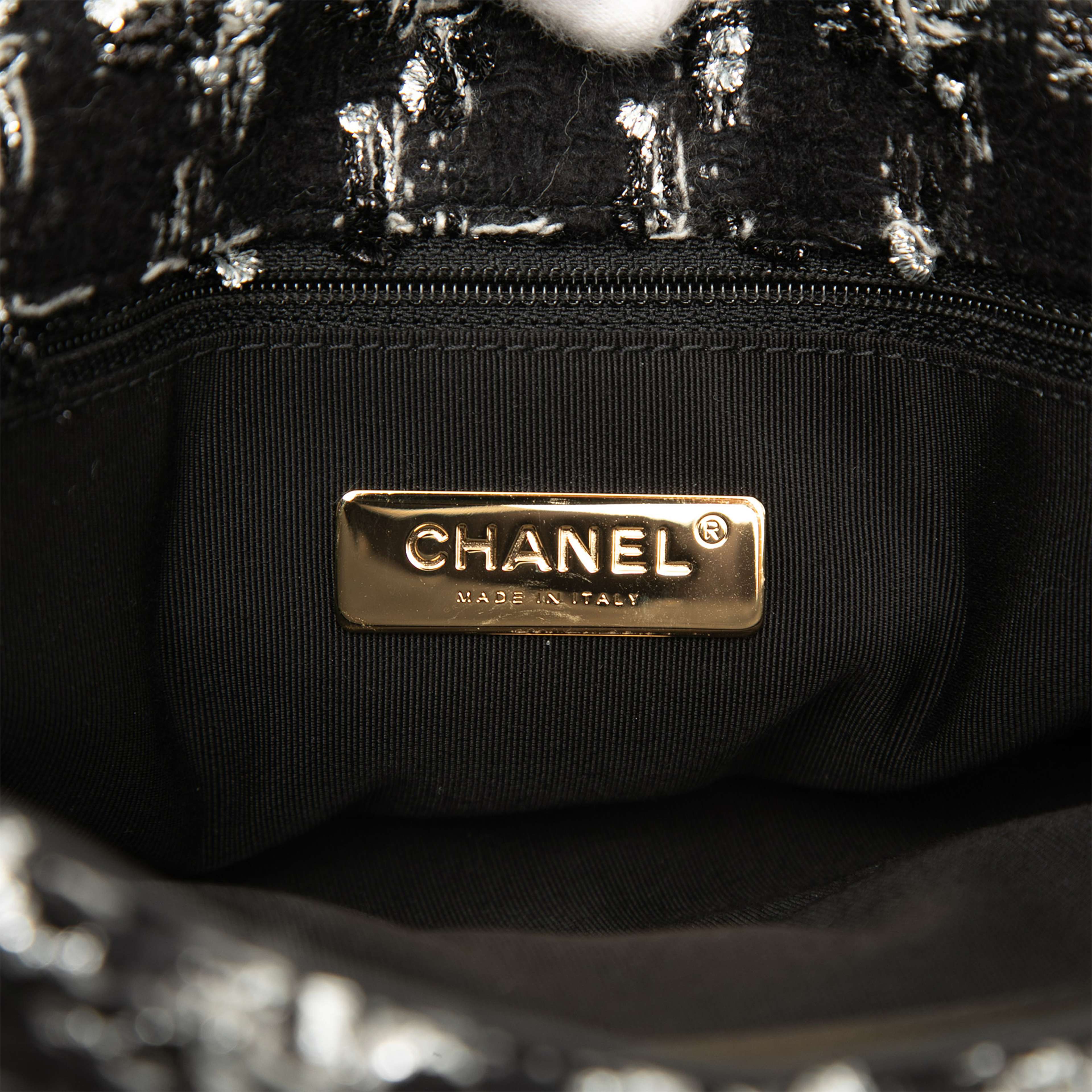 Chanel Large Tweed 19 Flap, från Luxclusif, i färgen svart. Klicka för att öppna bilden i stort format