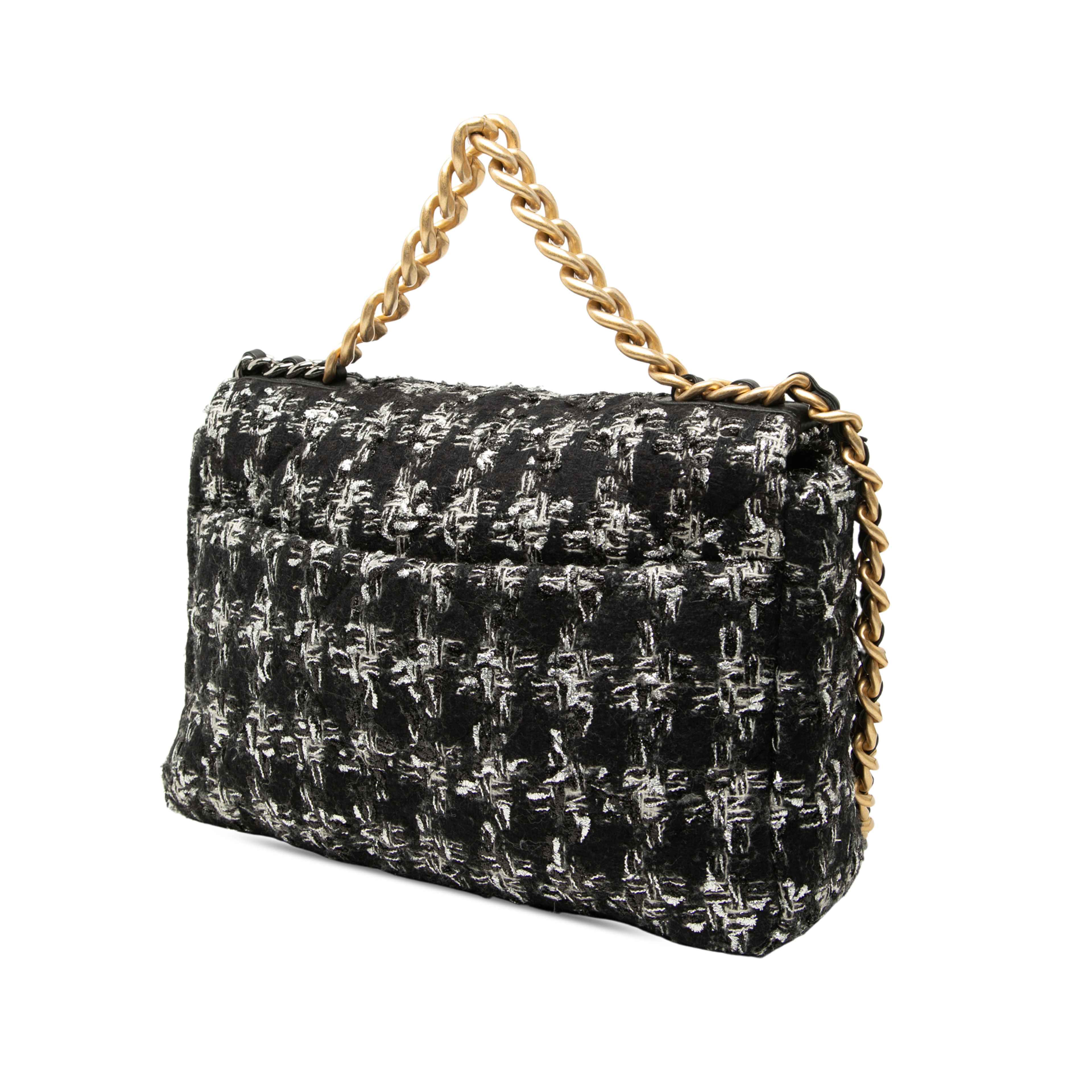 Chanel Large Tweed 19 Flap, från Luxclusif, i färgen svart. Klicka för att öppna bilden i stort format