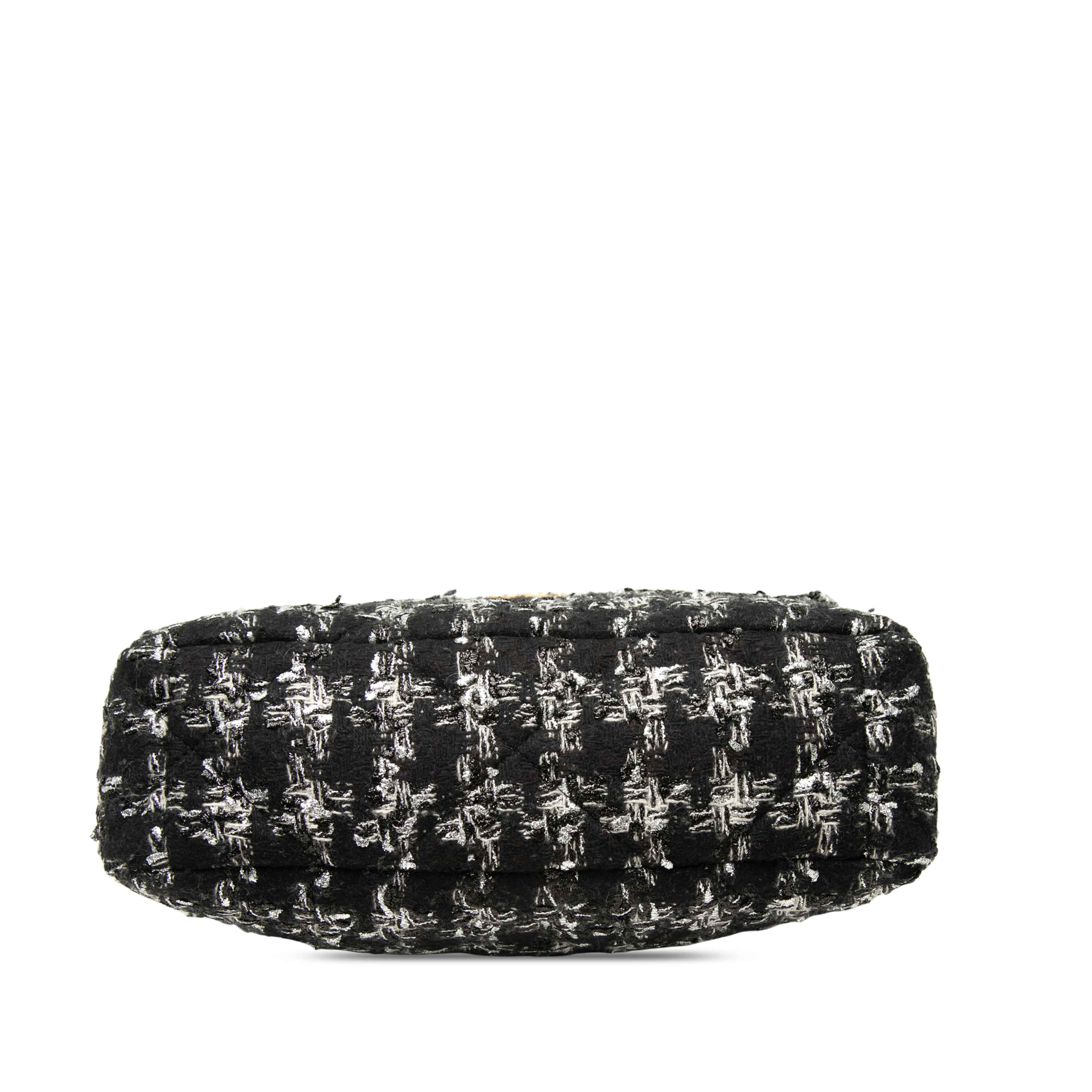 Chanel Large Tweed 19 Flap, från Luxclusif, i färgen svart. Klicka för att öppna bilden i stort format