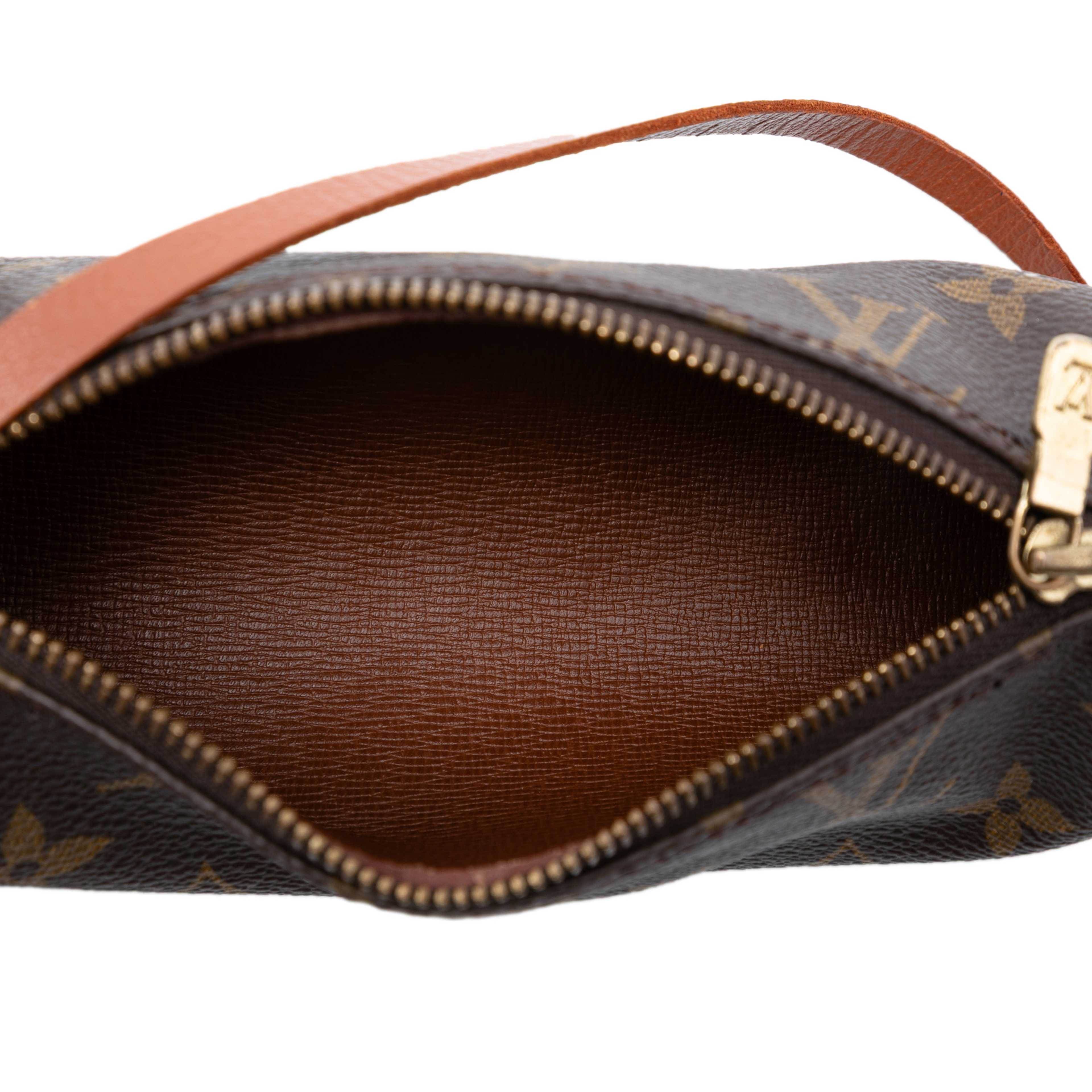 Louis Vuitton Monogram Papillon Pochette, från Luxclusif, i färgen brown. Klicka för att öppna bilden i stort format