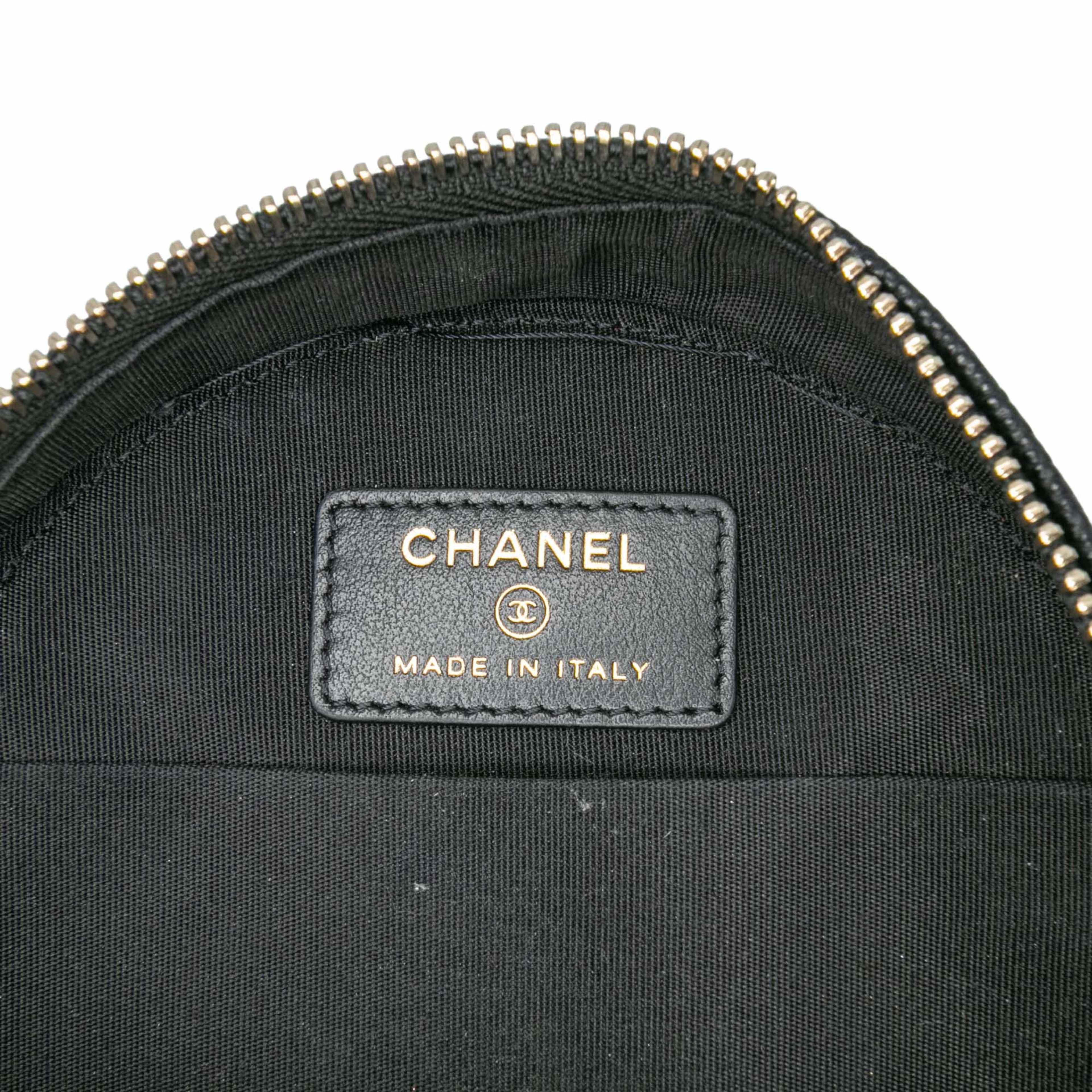 Chanel Caviar Cc Filigree Round Clutch With Chain, från Luxclusif, i färgen black. Klicka för att öppna bilden i stort format