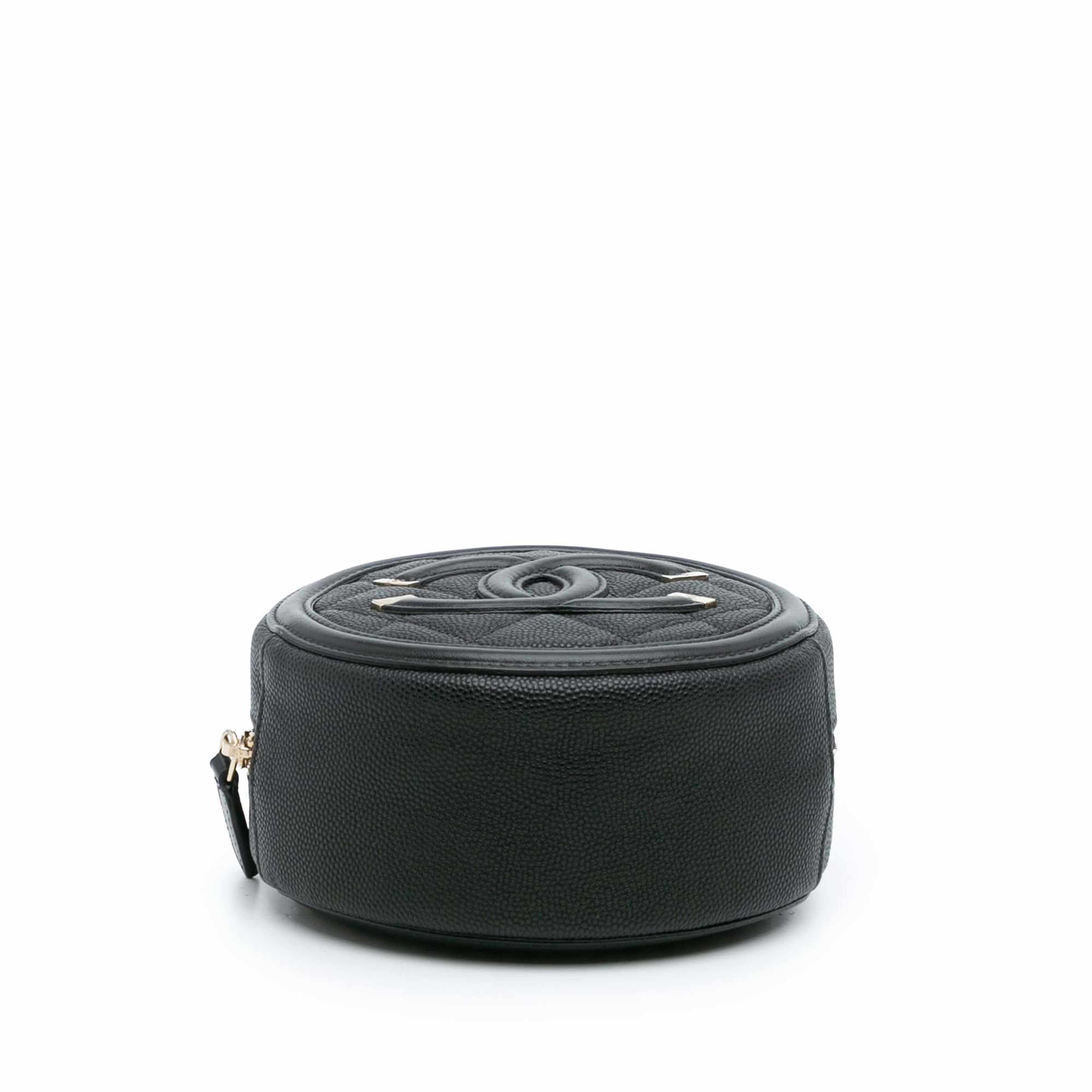 Chanel Caviar Cc Filigree Round Clutch With Chain, från Luxclusif, i färgen black. Klicka för att öppna bilden i stort format