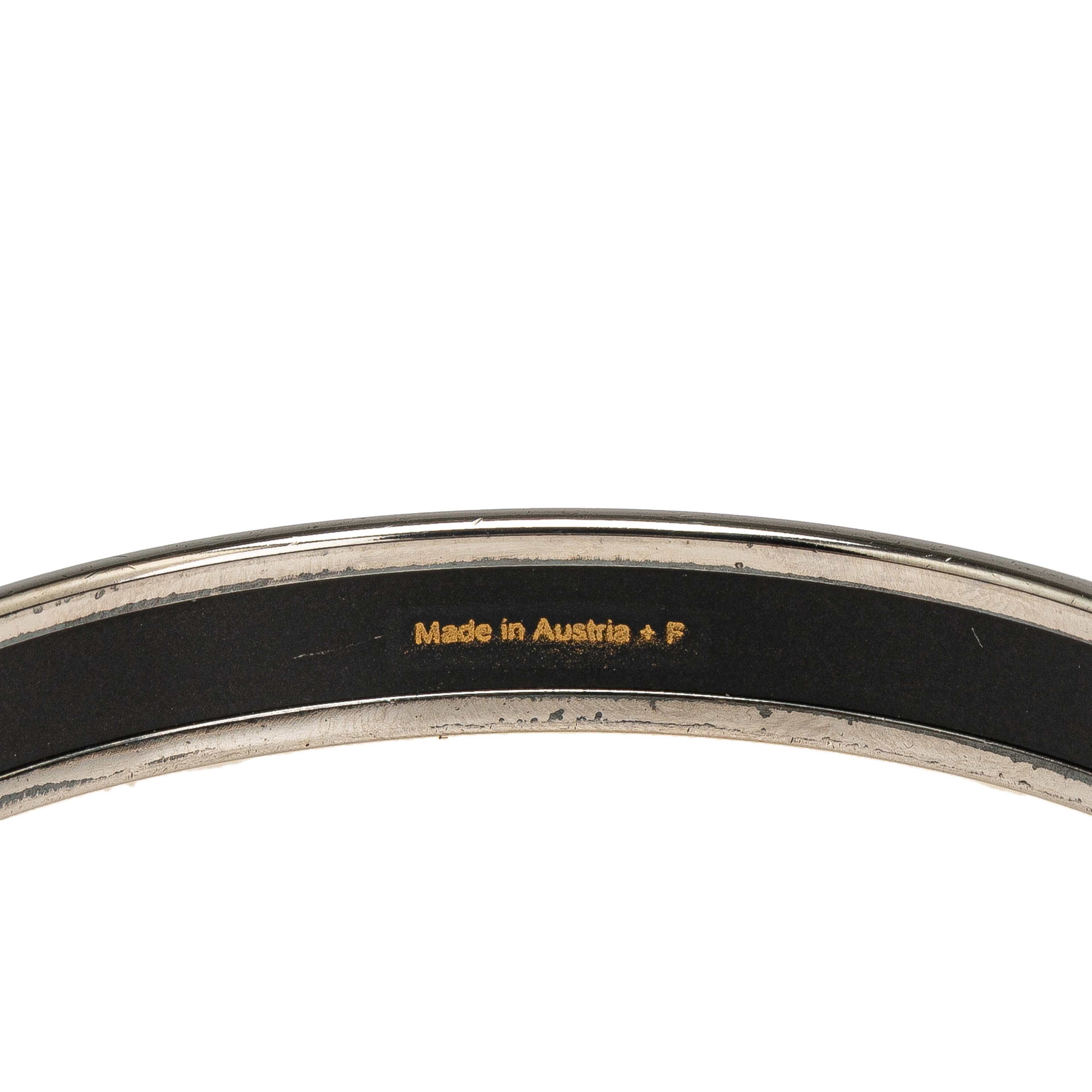 Hermès Narrow Forest Animals Enamel Bangle 62, från Luxclusif, i färgen beige.