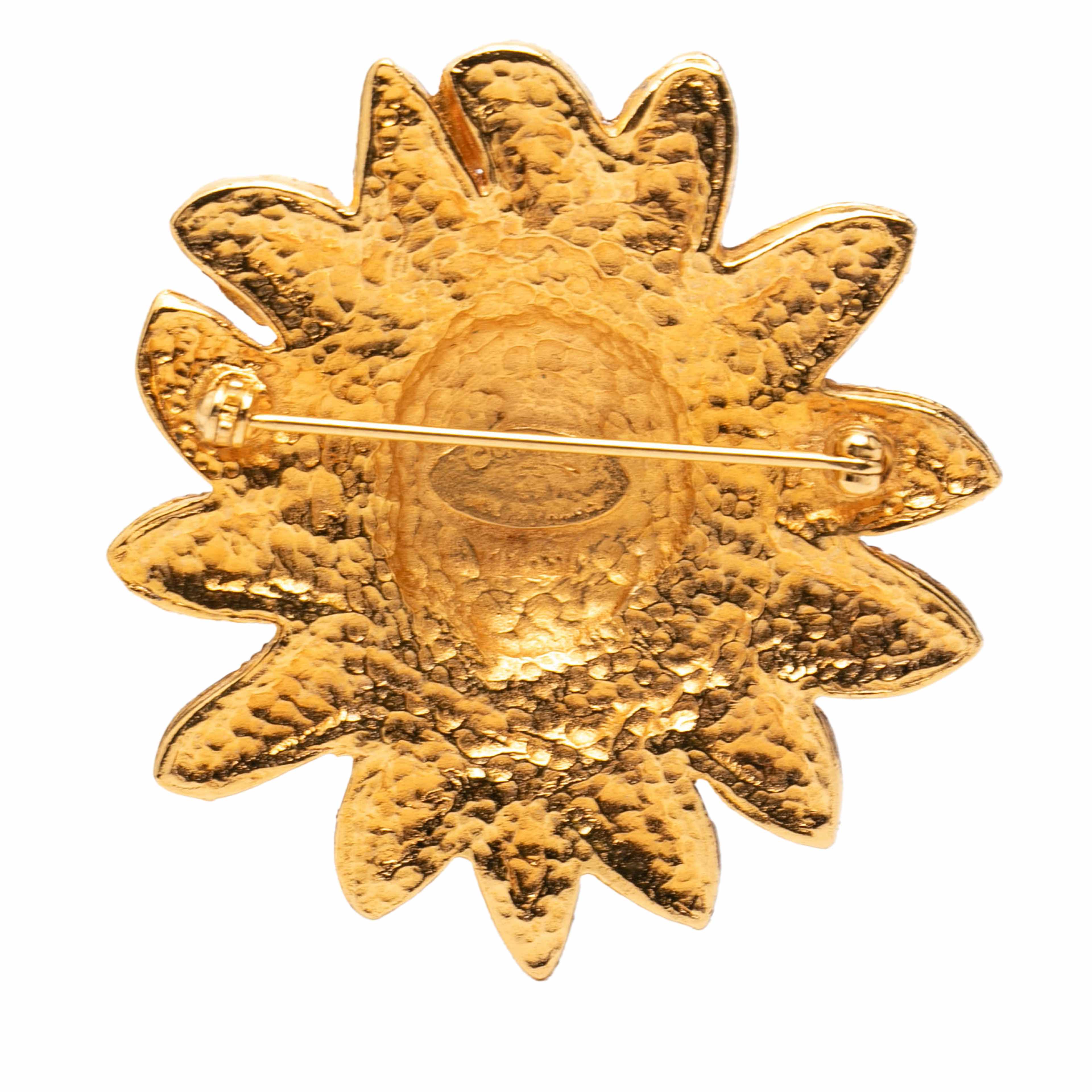 Chanel Gold Plated Lion Head Sun Brooch, från Luxclusif, i färgen guld. Klicka för att öppna bilden i stort format
