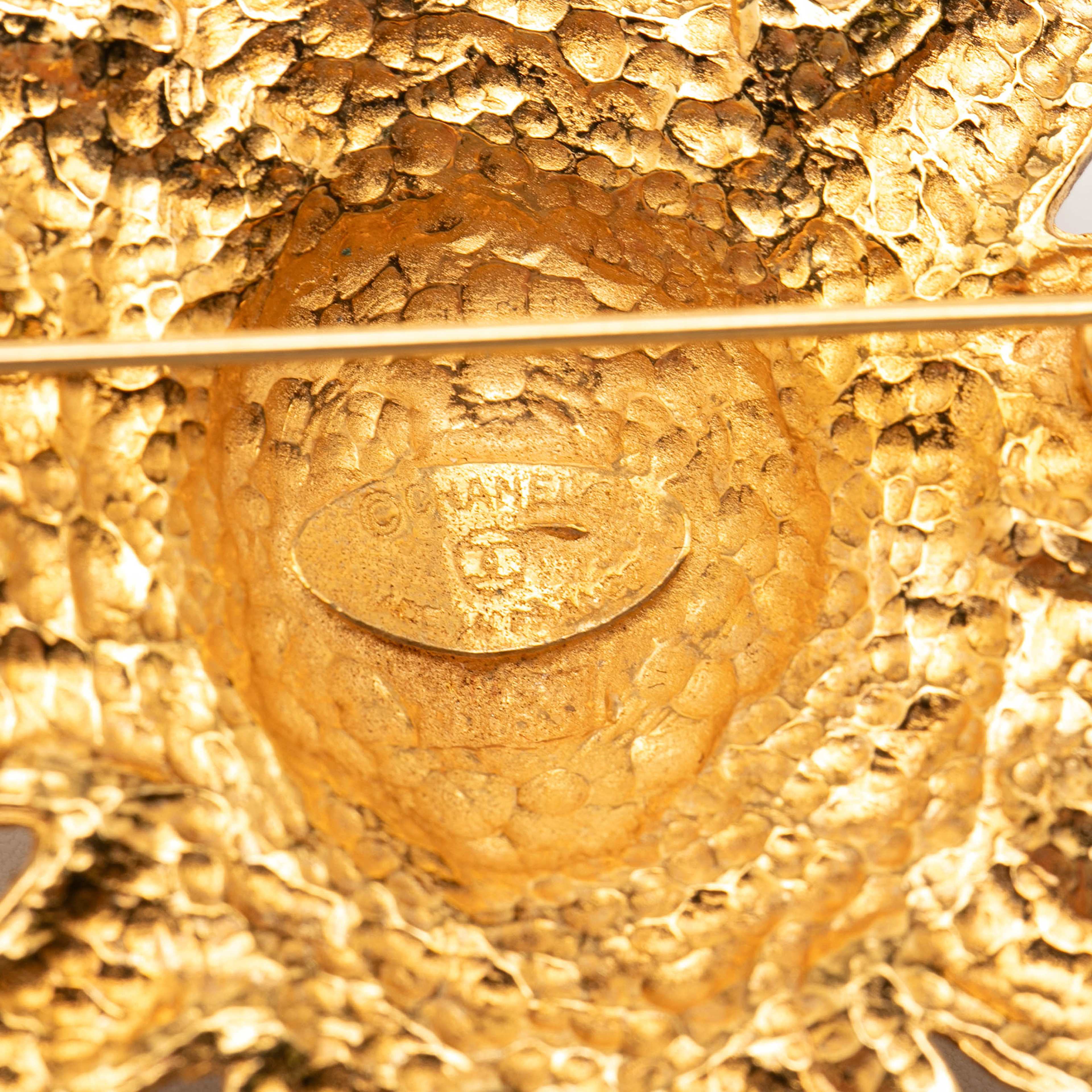 Chanel Gold Plated Lion Head Sun Brooch, från Luxclusif, i färgen guld. Klicka för att öppna bilden i stort format