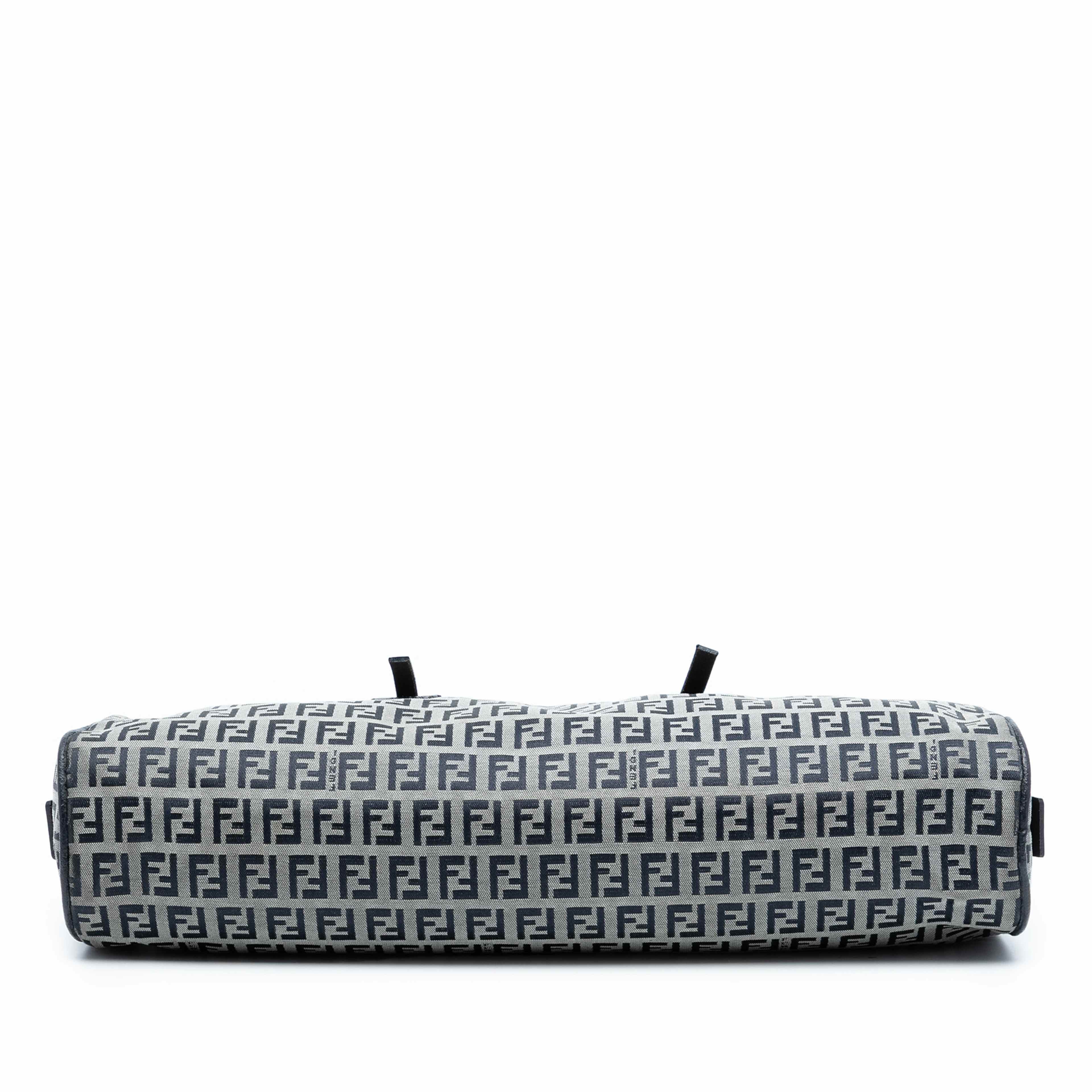 Fendi Zucchino Canvas Handbag, från Luxclusif, i färgen gray. Klicka för att öppna bilden i stort format