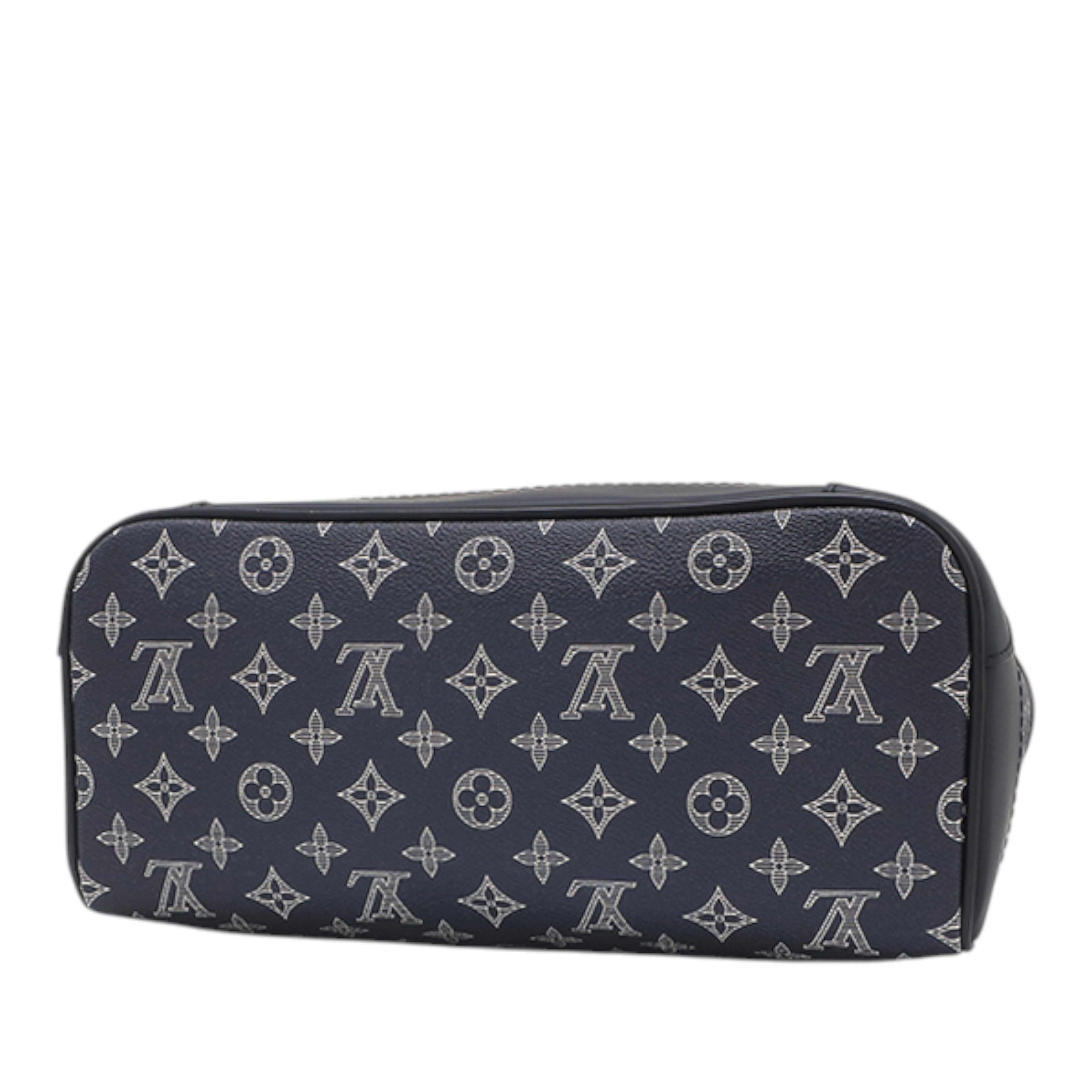 Louis Vuitton Chapman Brothers Monogram Savane Steamer Backpack, från Luxclusif, i färgen blå. Klicka för att öppna bilden i stort format