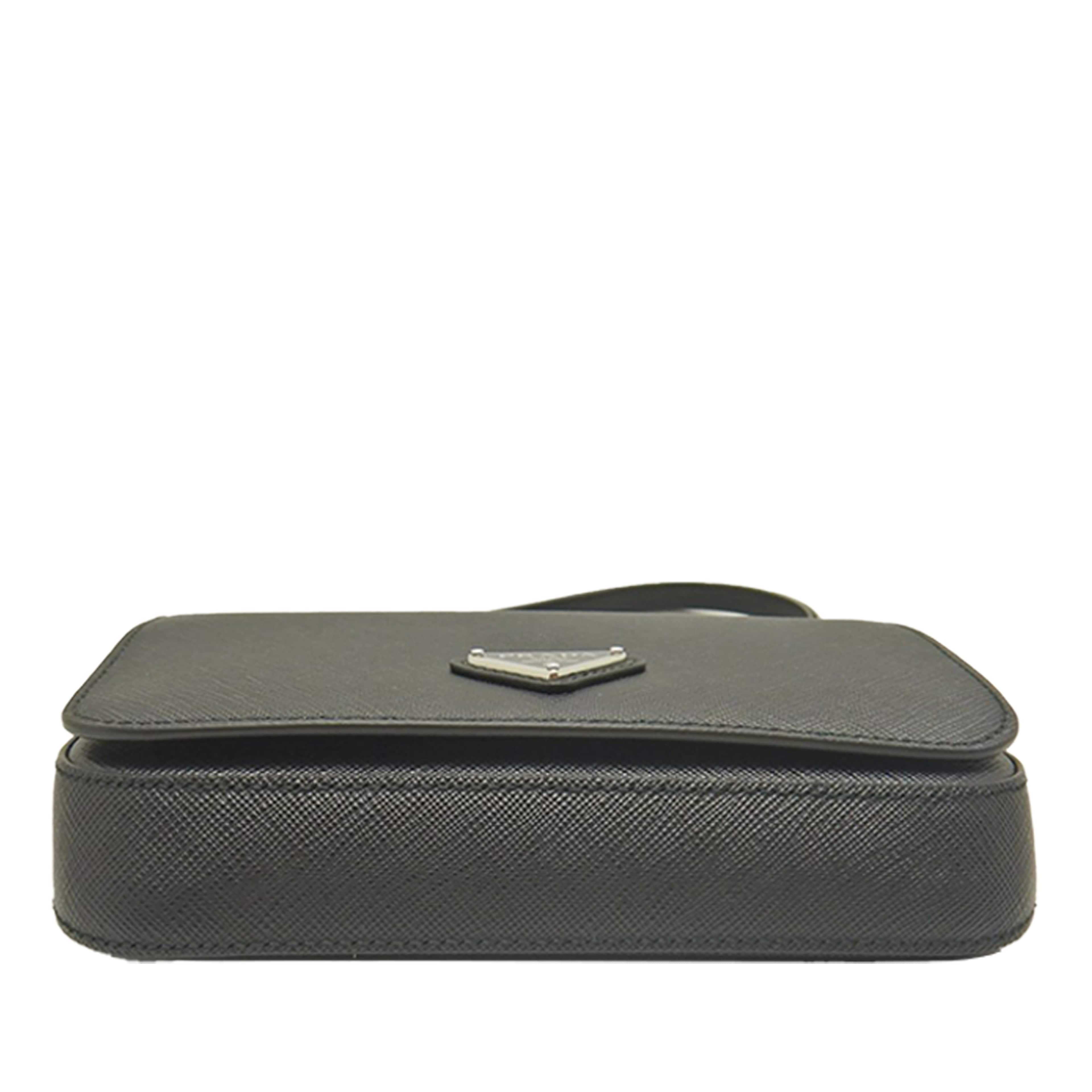 Prada Saffiano Crossbody, från Luxclusif, i färgen grå. Klicka för att öppna bilden i stort format