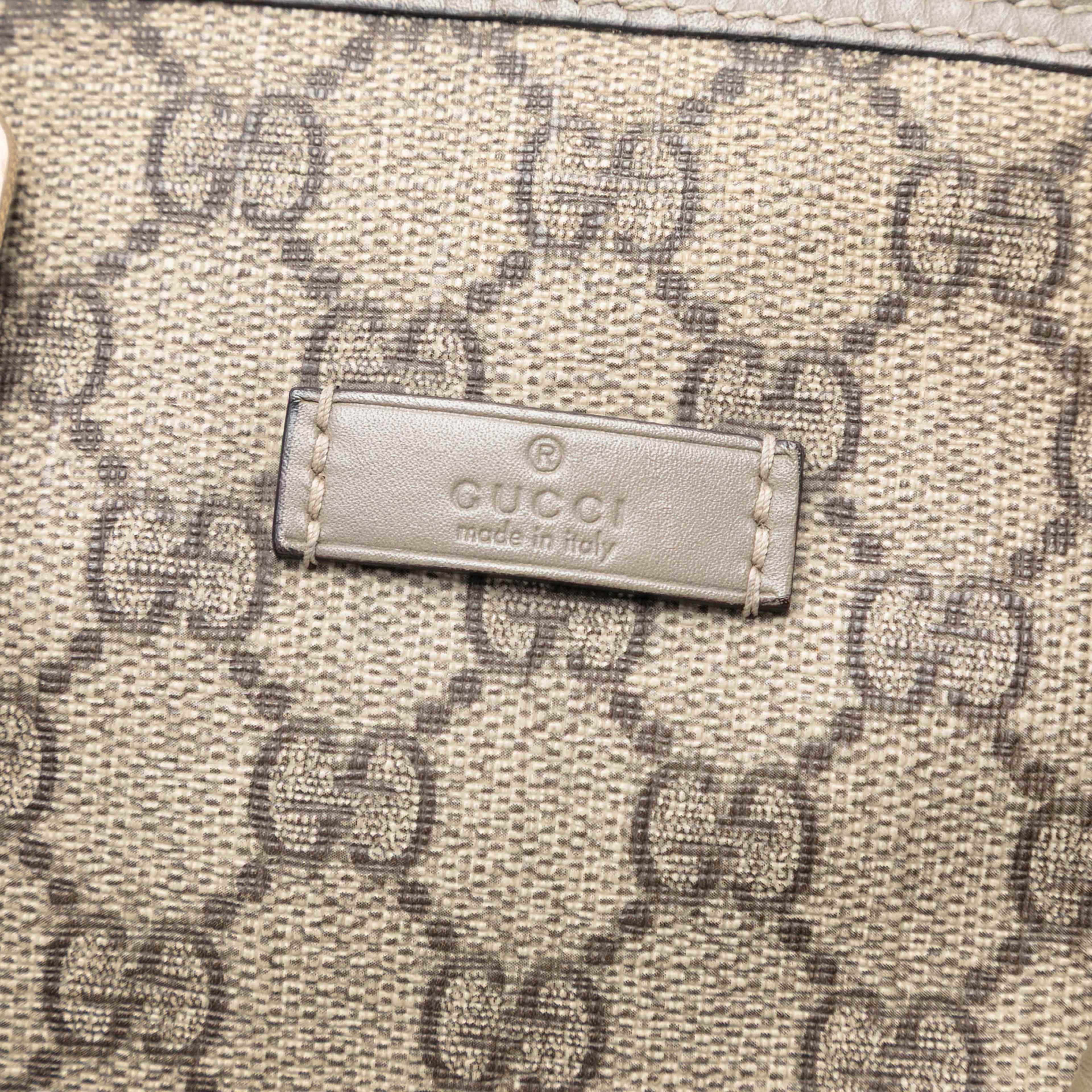 Gucci Small Gg Supreme Joy Boston Bag, från Luxclusif, i färgen beige. Klicka för att öppna bilden i stort format