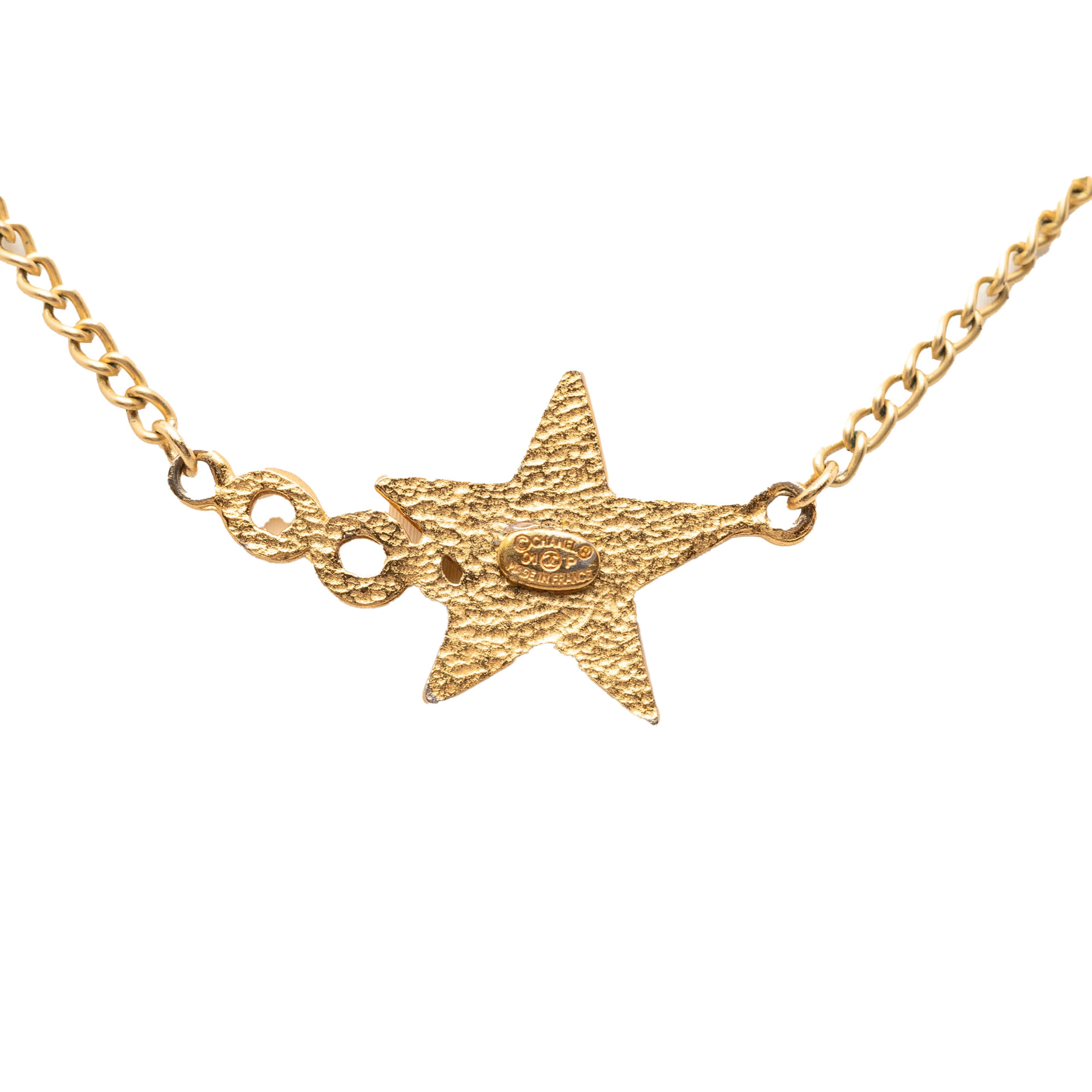 Chanel Gold Plated Enamel Coco Star Pendant Necklace, från Luxclusif, i färgen gold. Klicka för att öppna bilden i stort format