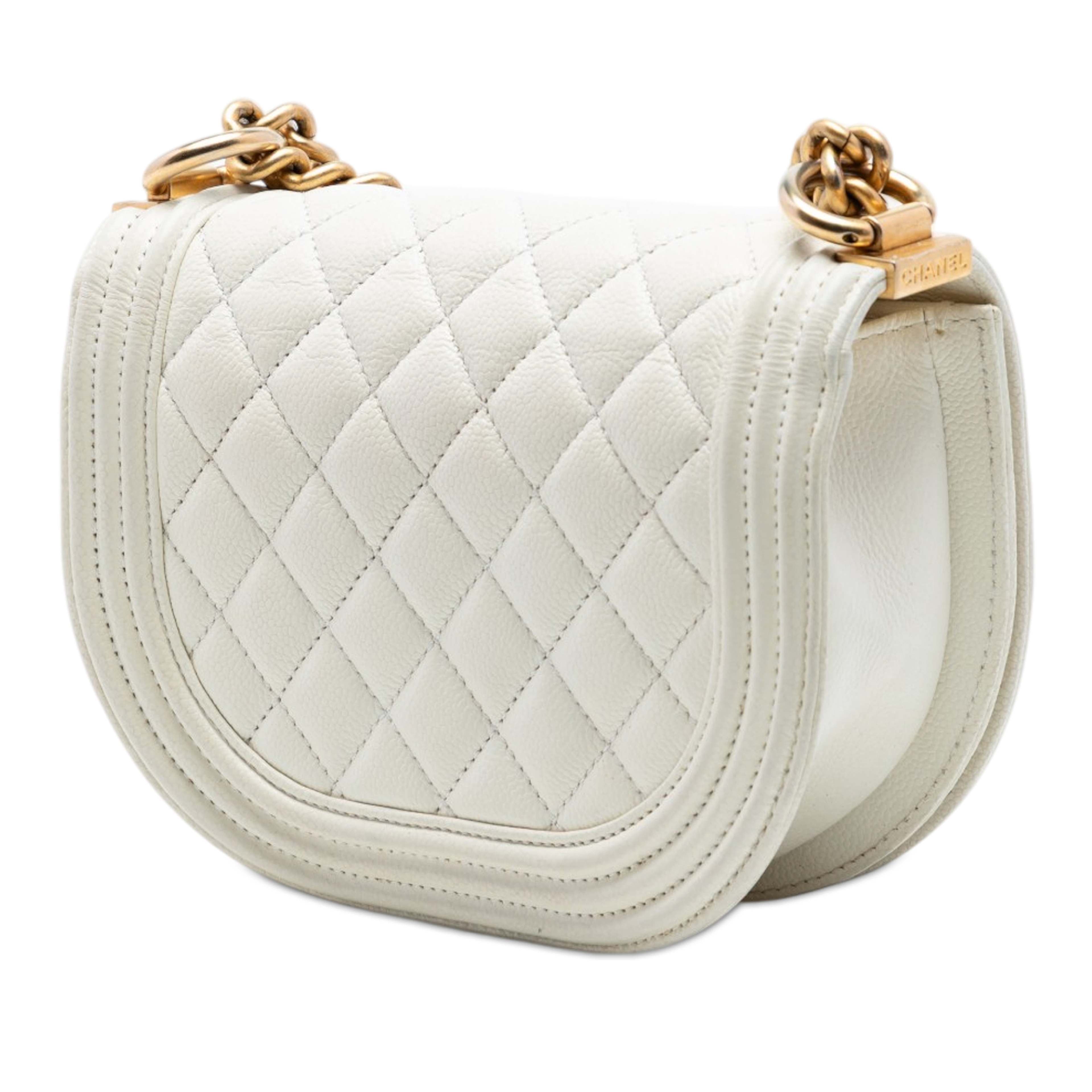 Chanel Mini Quilted Caviar Boy Messenger Bag, från Luxclusif, i färgen vit. Klicka för att öppna bilden i stort format