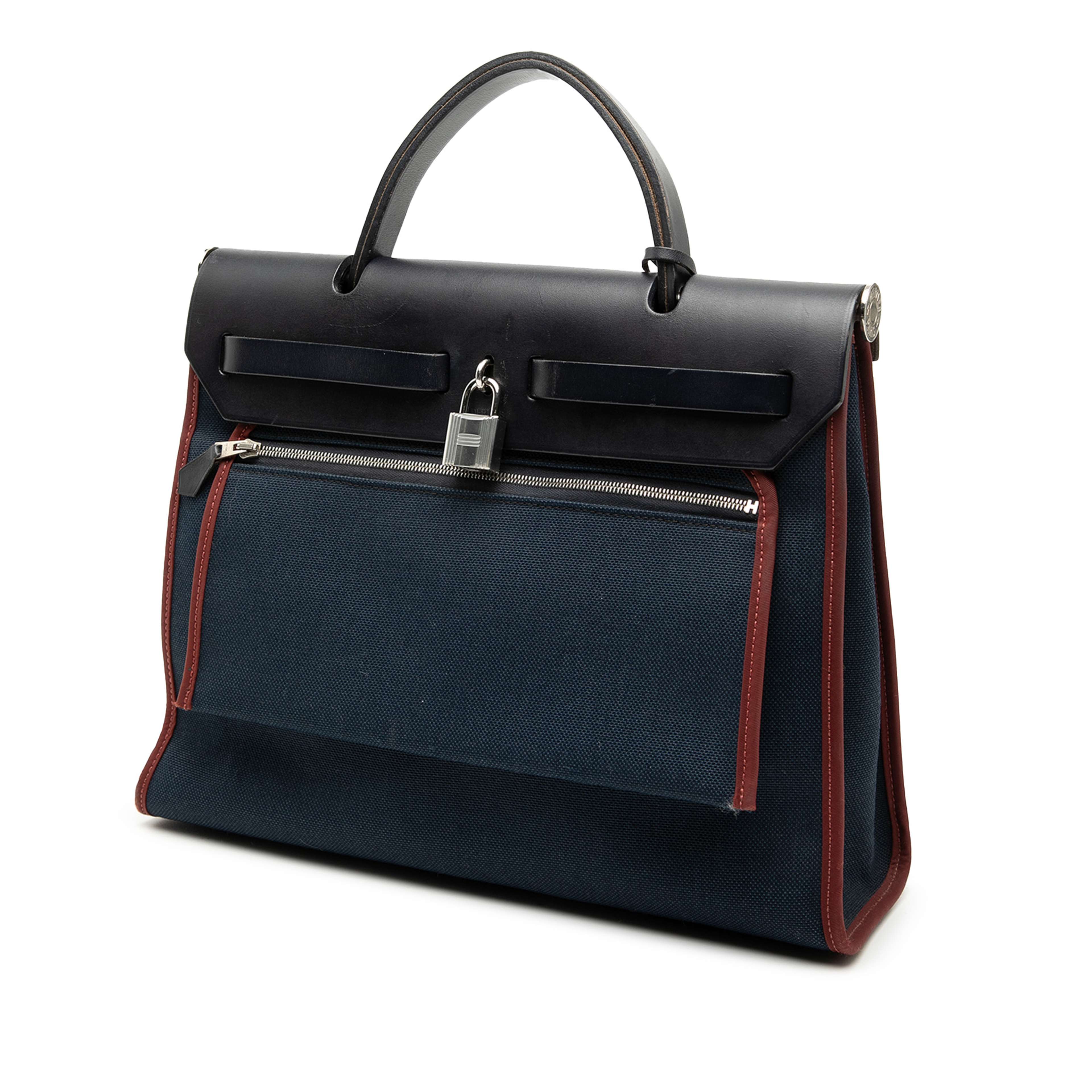 Hermès Toile Herbag Zip 31, från Luxclusif, i färgen navy. Klicka för att öppna bilden i stort format