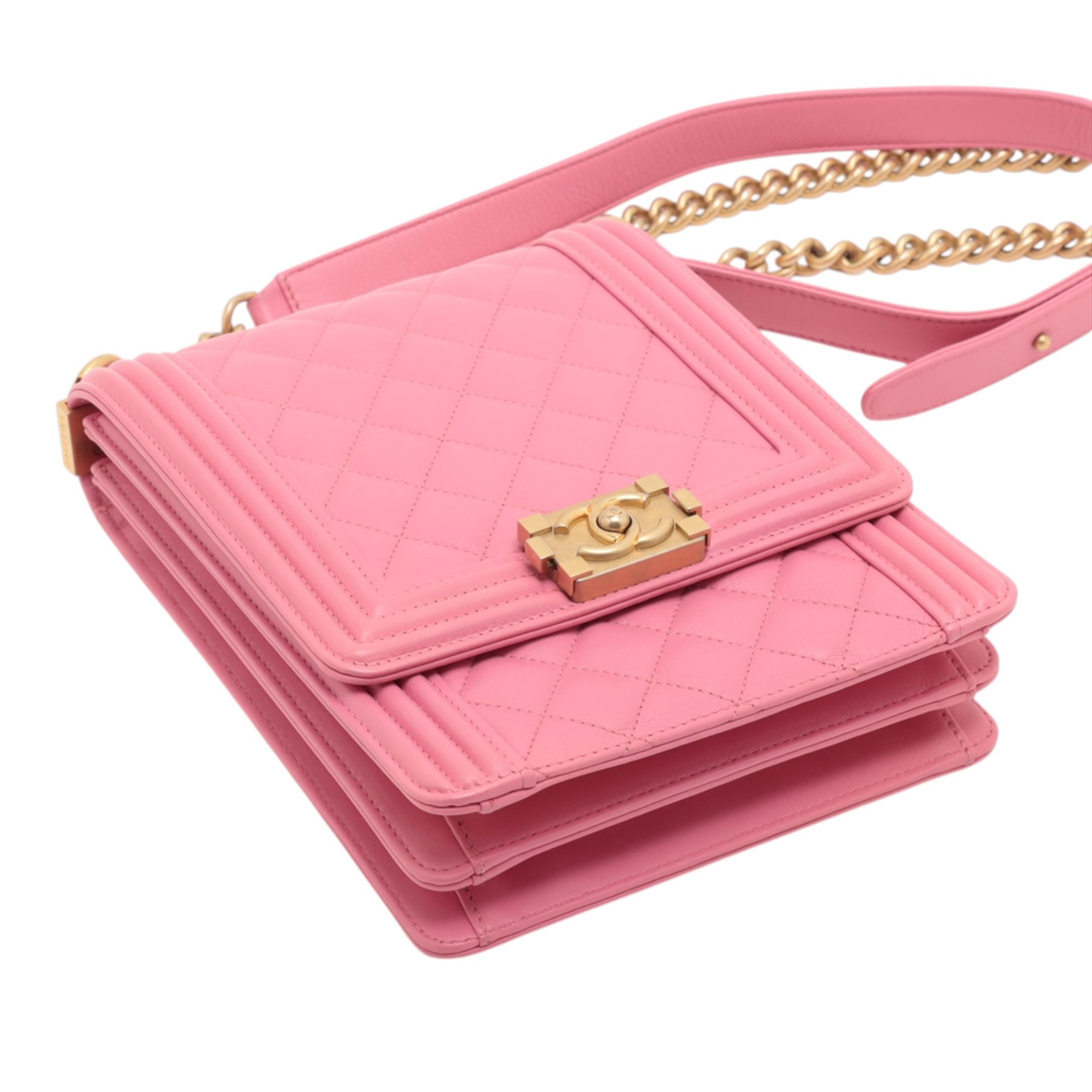 Chanel Quilted Lambskin North South Boy Flap, från Luxclusif, i färgen rosa. Klicka för att öppna bilden i stort format