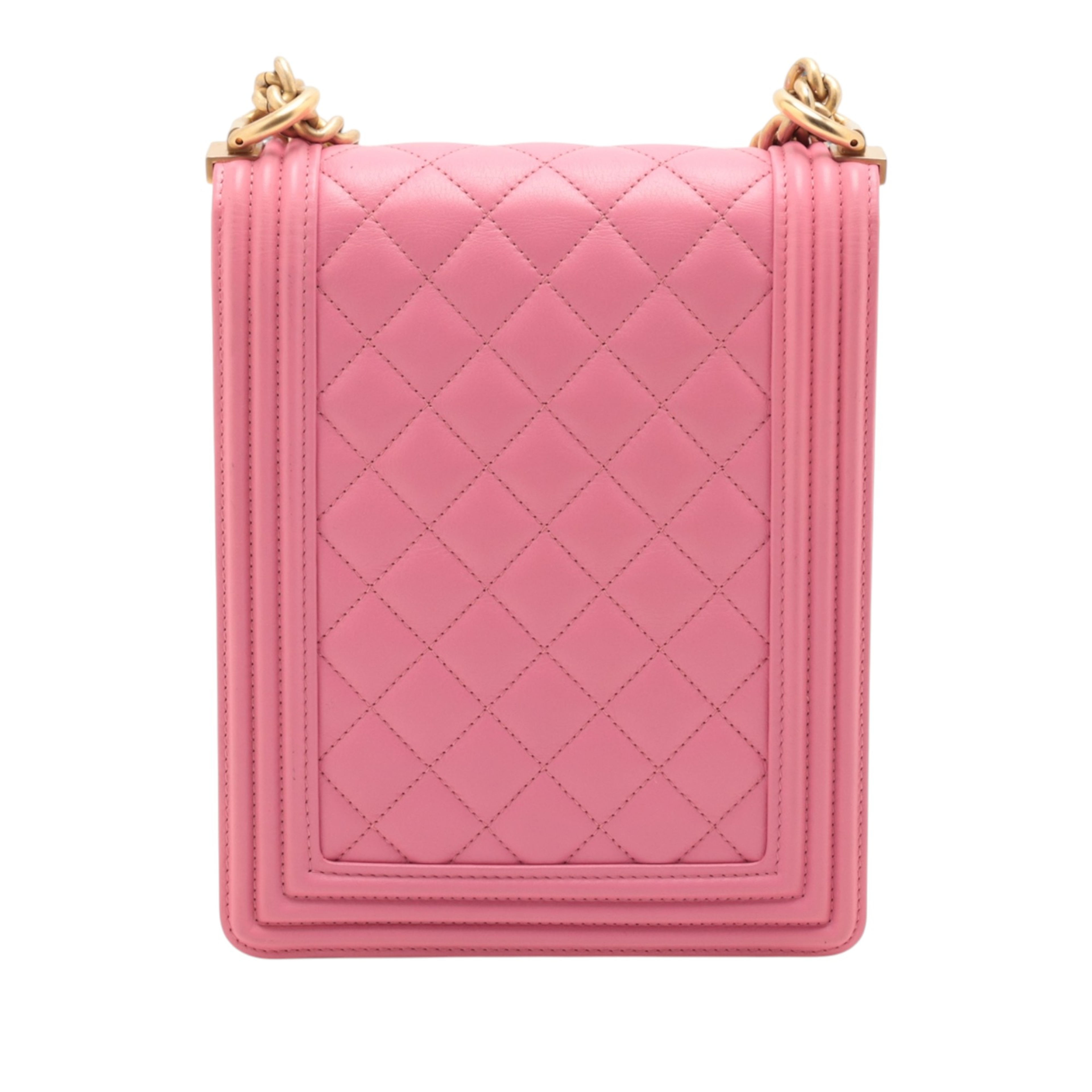Chanel Quilted Lambskin North South Boy Flap, från Luxclusif, i färgen rosa. Klicka för att öppna bilden i stort format