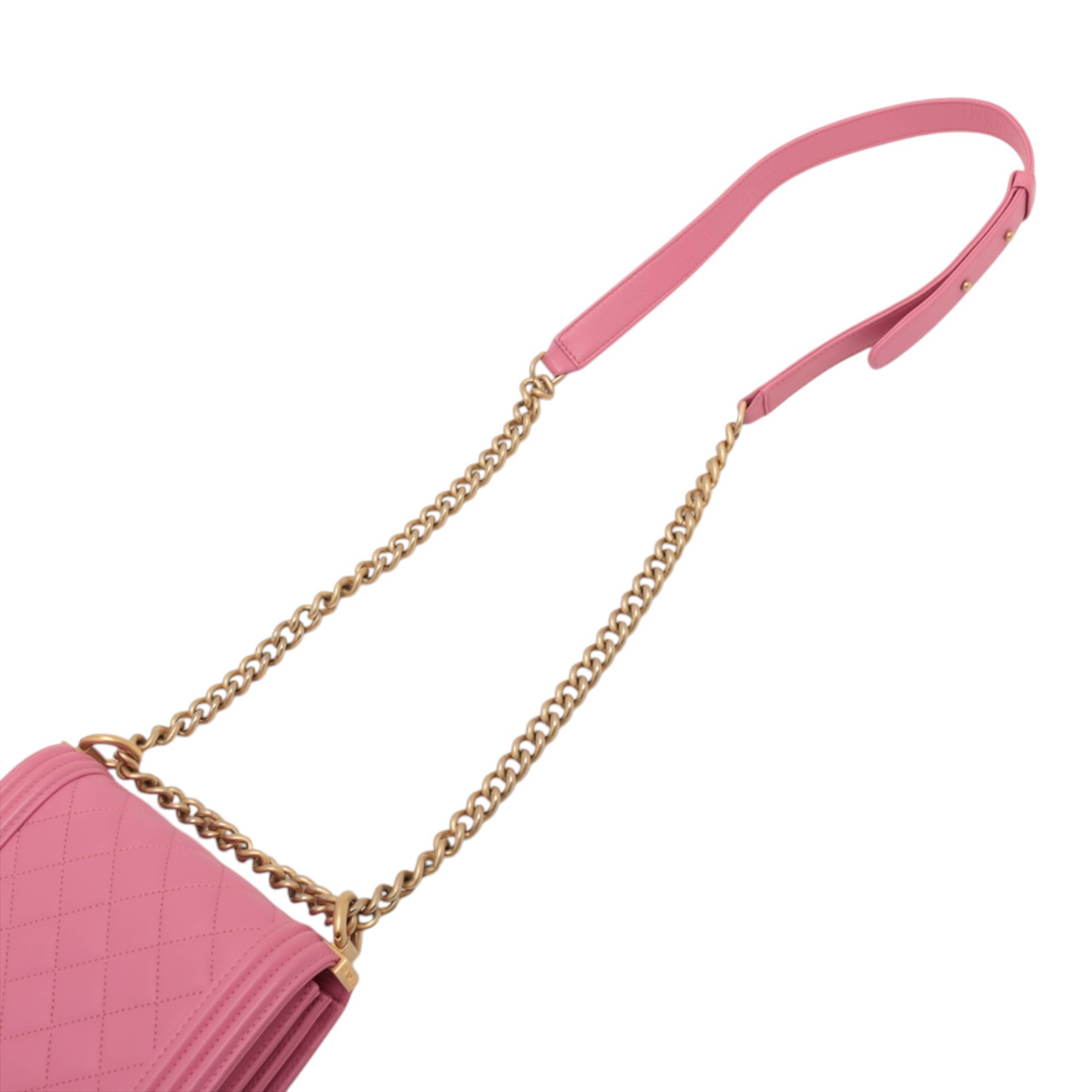Chanel Quilted Lambskin North South Boy Flap, från Luxclusif, i färgen rosa. Klicka för att öppna bilden i stort format