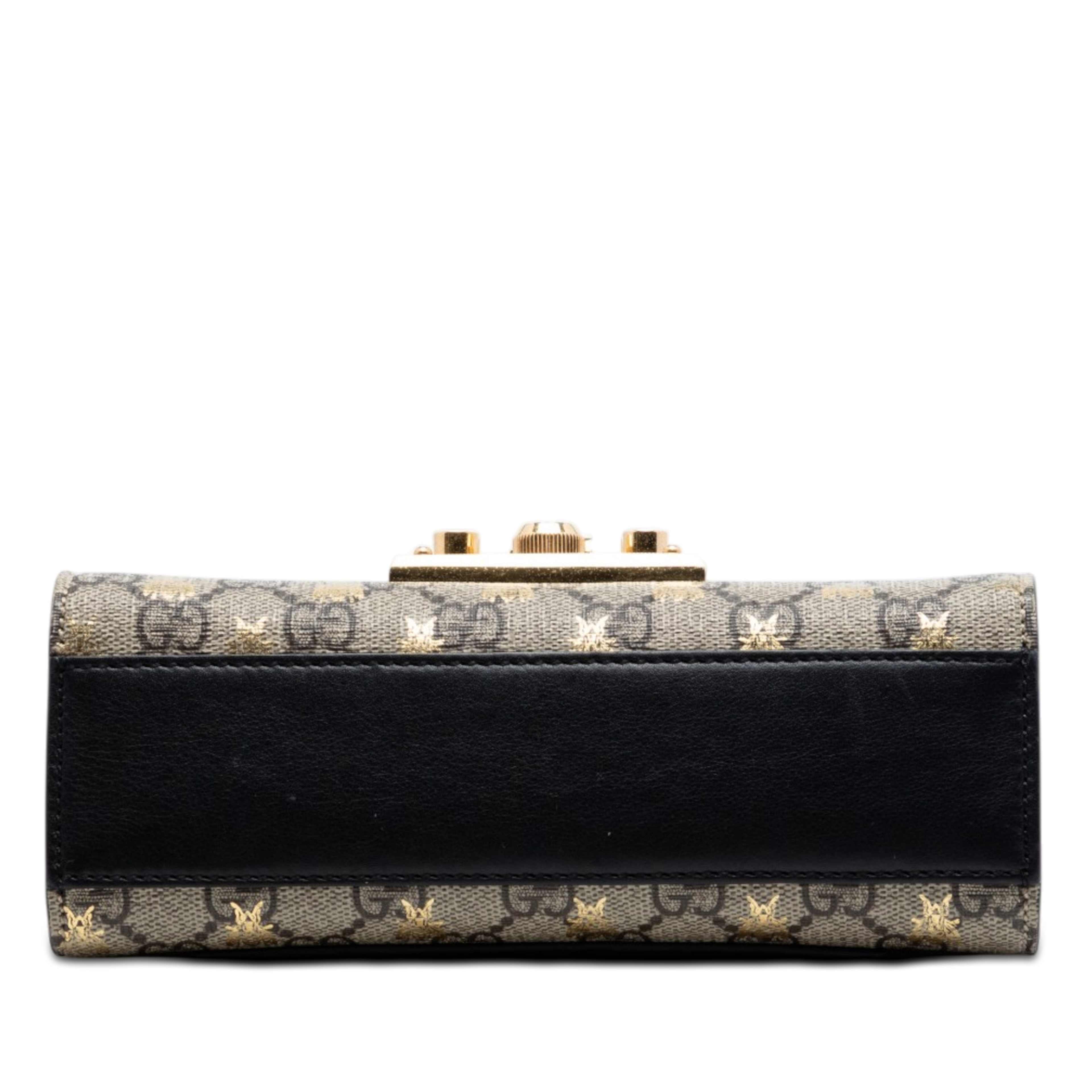 Gucci Small Gg Supreme Bee Padlock Crossbody, från Luxclusif, i färgen svart. Klicka för att öppna bilden i stort format