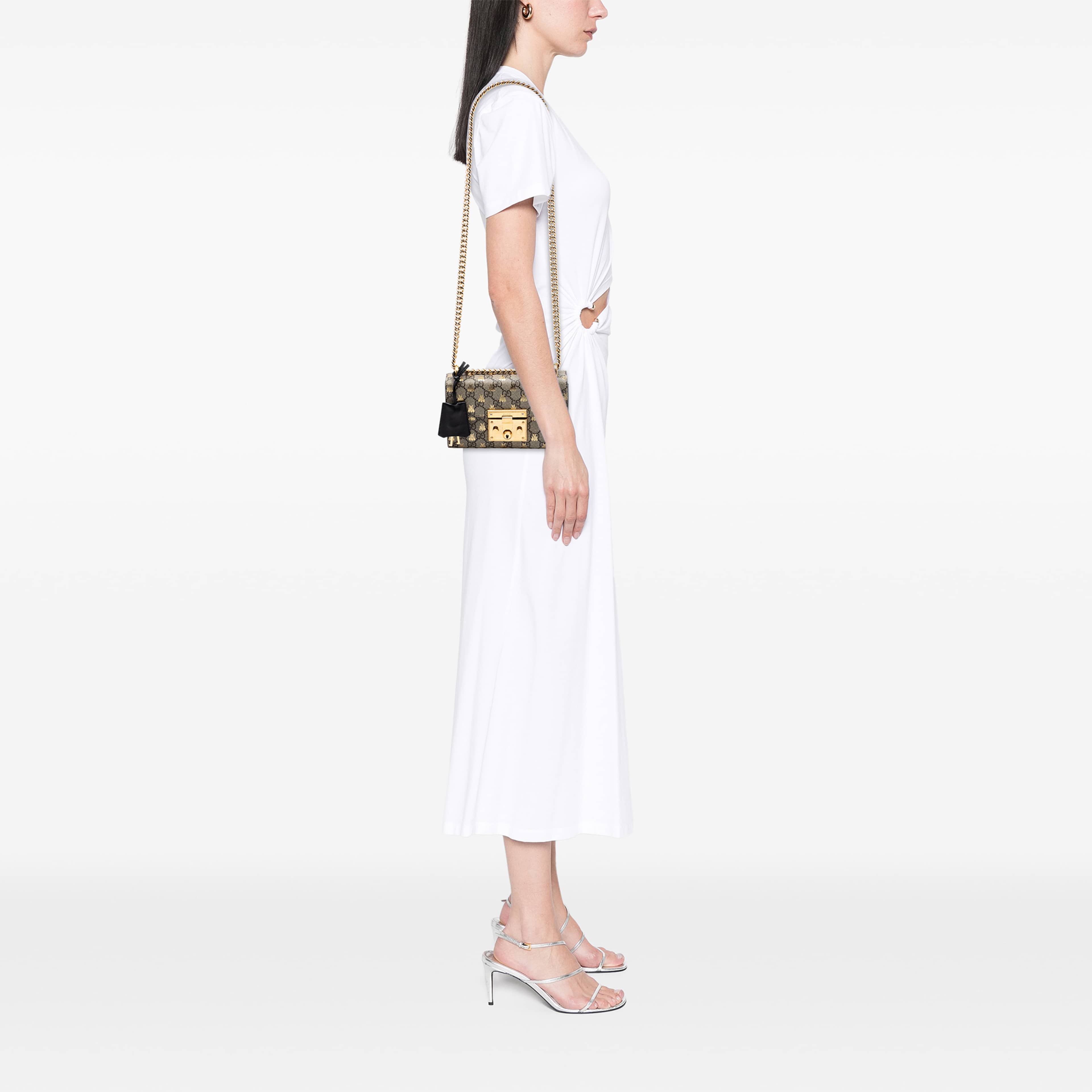 Gucci Small Gg Supreme Bee Padlock Crossbody, från Luxclusif, i färgen svart. Klicka för att öppna bilden i stort format