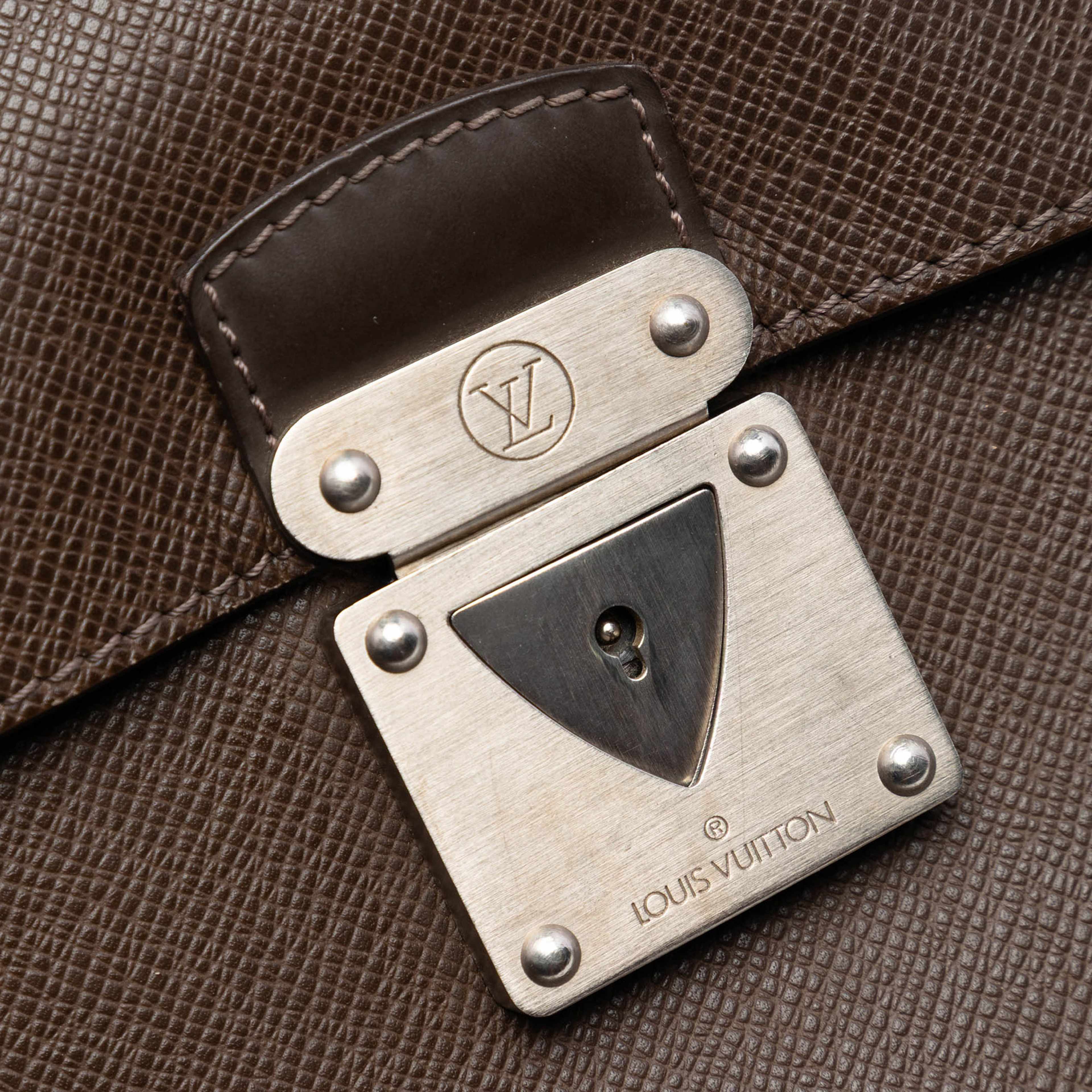 Louis Vuitton Taiga Laguito, från Luxclusif, i färgen dark brown. Klicka för att öppna bilden i stort format