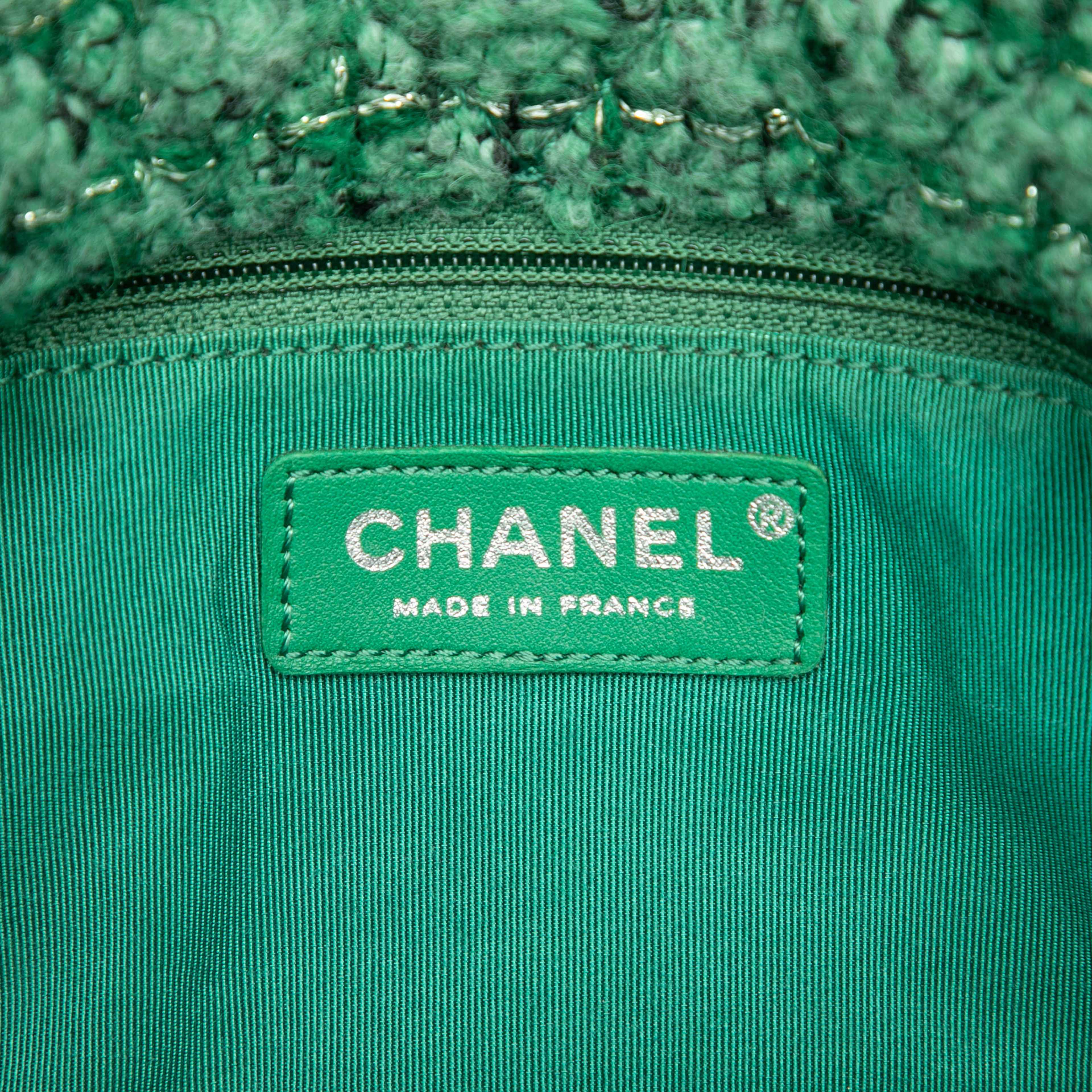 Chanel Small Quilted Tweed Reissue 2.55 Easy Messenger Flap, från Luxclusif, i färgen grön. Klicka för att öppna bilden i stort format