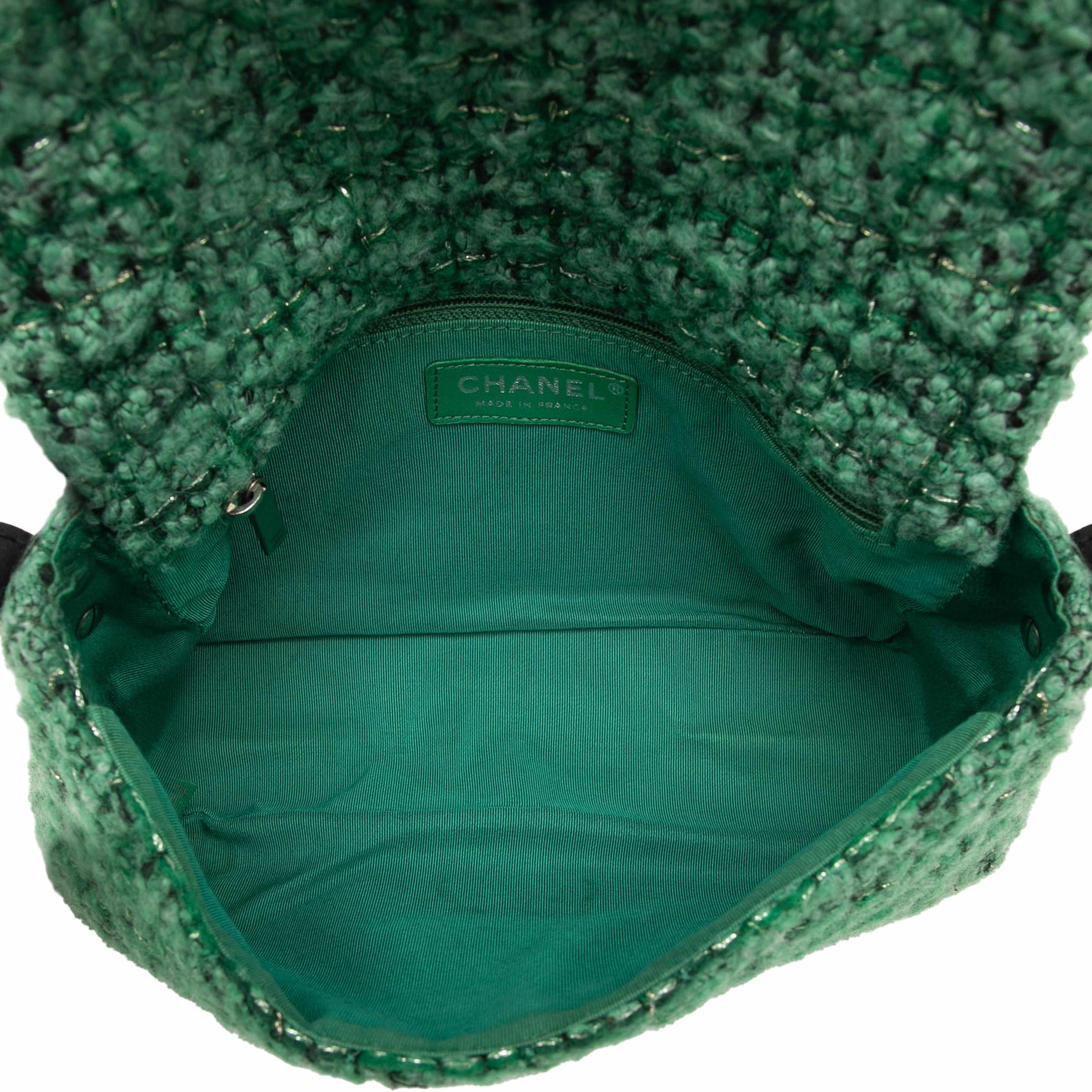 Chanel Small Quilted Tweed Reissue 2.55 Easy Messenger Flap, från Luxclusif, i färgen grön. Klicka för att öppna bilden i stort format